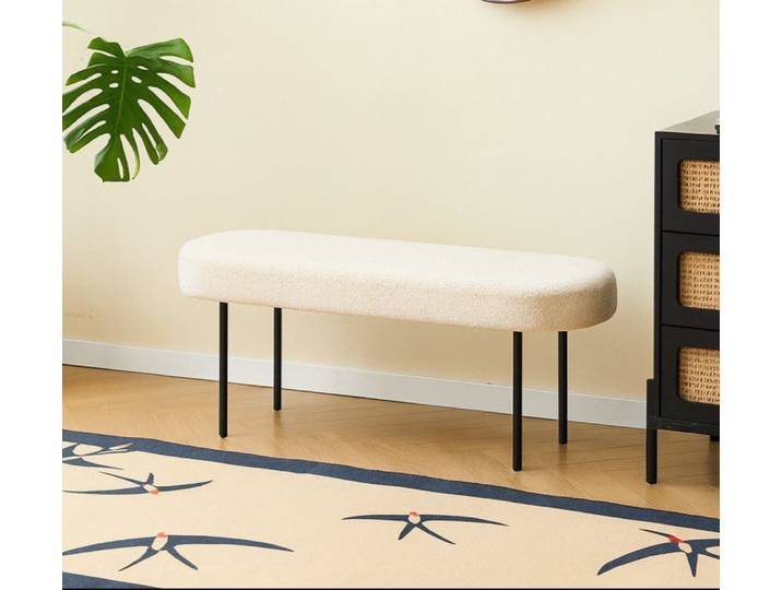 Banc en métal et bouclettes blanches