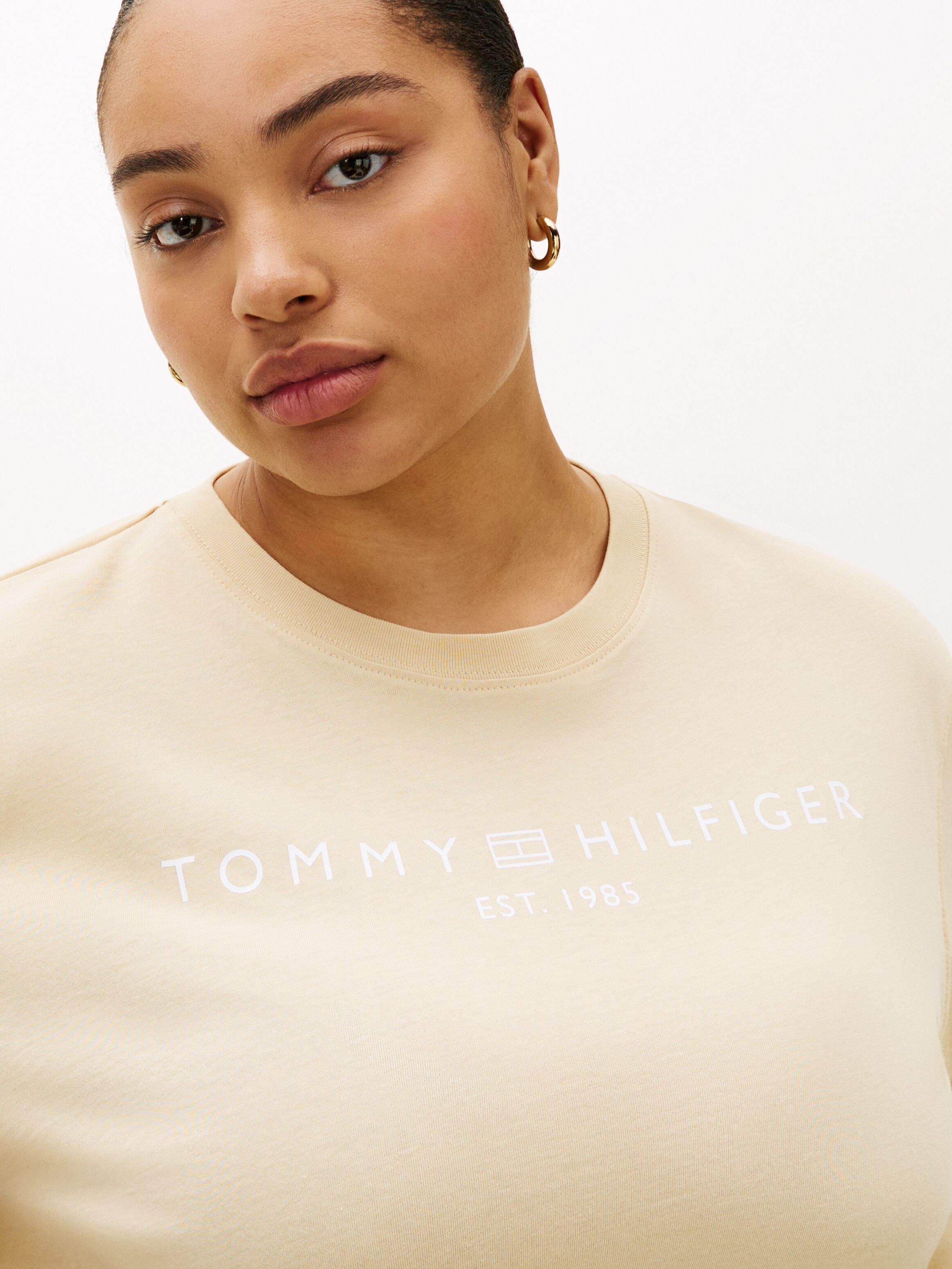 T-Shirt TOMMY HILFIGER CURVE "CRV CORP LOGO TRAPEZE C-NK TEE", Damen, Gr. 52, beige (country ivory), Single Jersey, Obermaterial: 100% Baumwolle, bedruckt, regular fit normal, Rundhals, gerader Abschluss, Shirts T-Shirt, in grossen Grössen country ivory 5