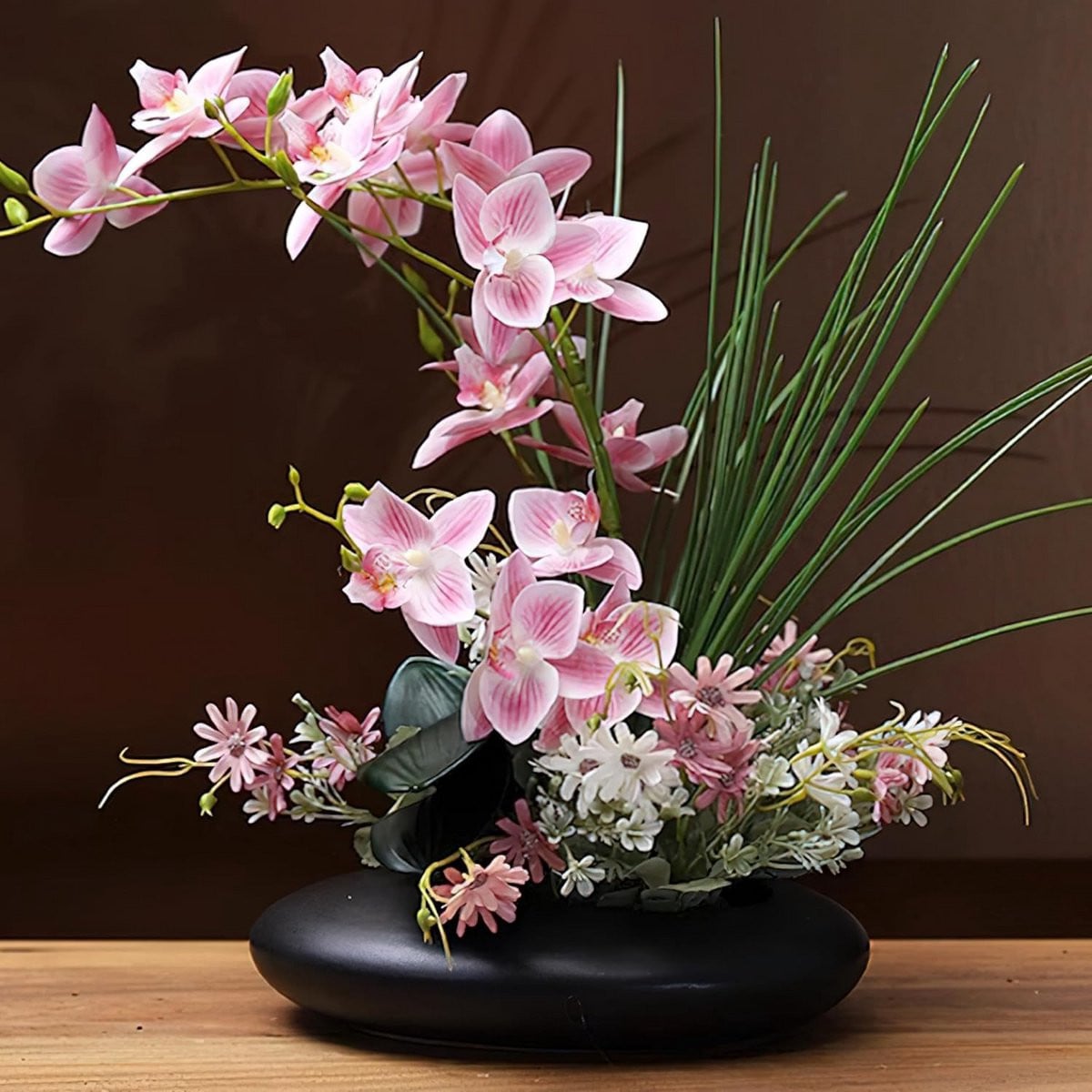 Realistische kunstmatige orchidee met zijdebloemen in een zwarte pot