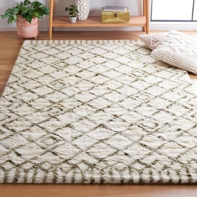 SAFAVIEH Handmade Casablanca Shag Santina Tribal Wool Rug