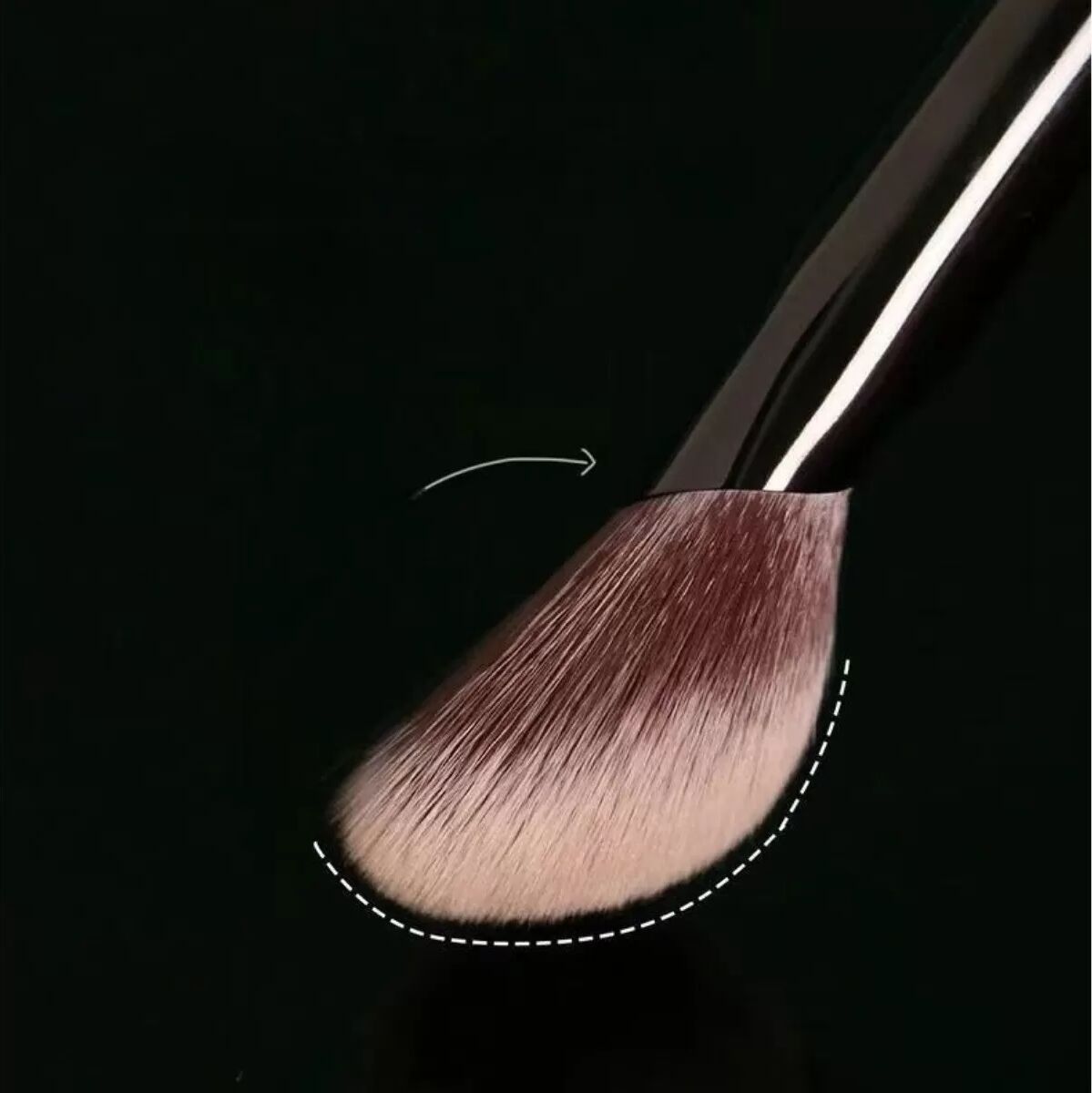 INF Angulierter Creme-Rouge-Pinsel - Weiche synthetische Fasern, ergonomischer Griff für natürliches Verblenden