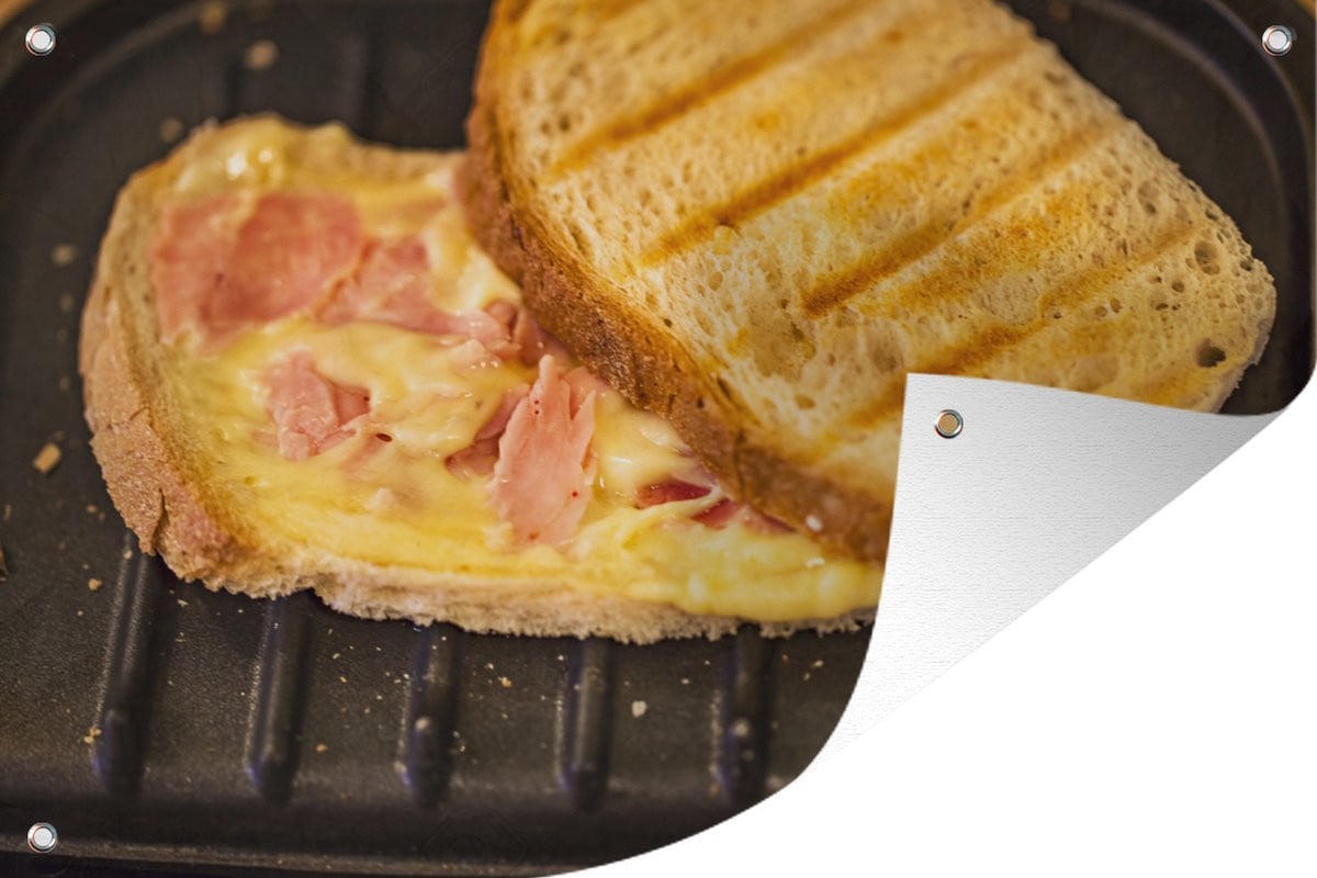 Tuinposter Tosti met ham en kaas op tosti-ijzer - Tuindecoratie voor buiten - B/D/H: 120 x 80 cm