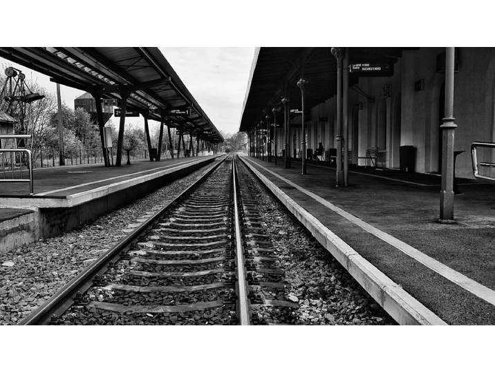 Fototapete PAPERMOON Bahnsteig Schwarz & Weiß , schwarz (schwarz, weiß), B:4,5m L:2,8m, Vlies, Tapeten, Fototapete