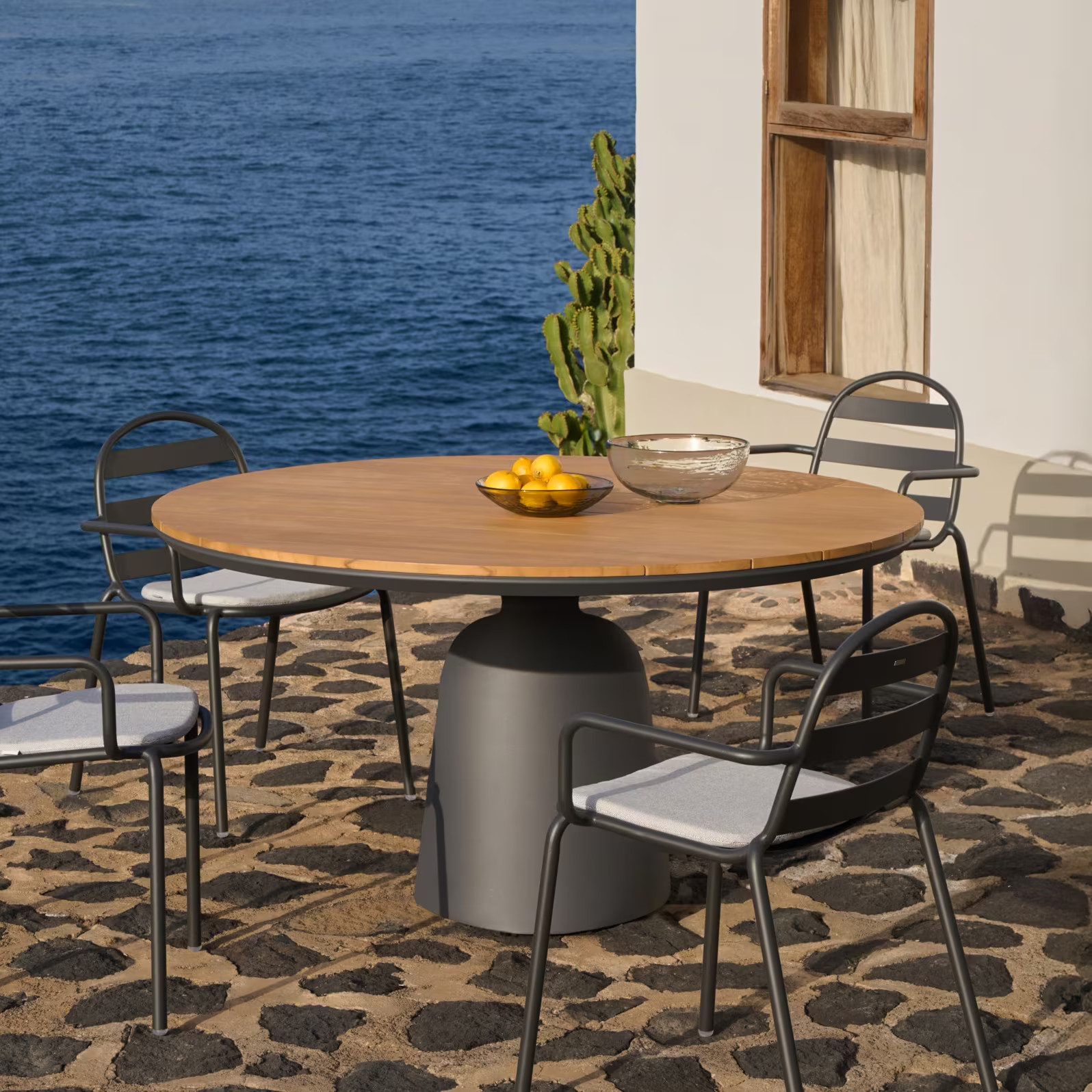 Kave Home Ronde Eettafel Tudons Teakhout Donkergrijs Diameter: 120 cm