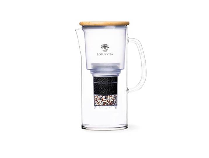 Lotus Vita ENYA Glas-Filterkanne mit Bambusdeckel - Natura Plus Wasser Karaffe mit Kartusche, Reduziert Kalk Chlor Blei aus Leitungswasser durch Aktivkohle Ionentauscher, BPA-frei
