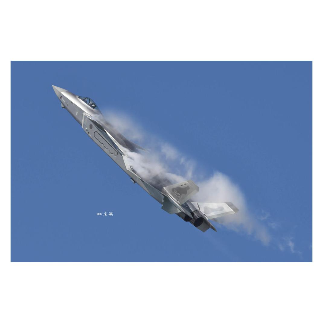 Trumpeter Chinese J-20 Mighty Dragon (05811)