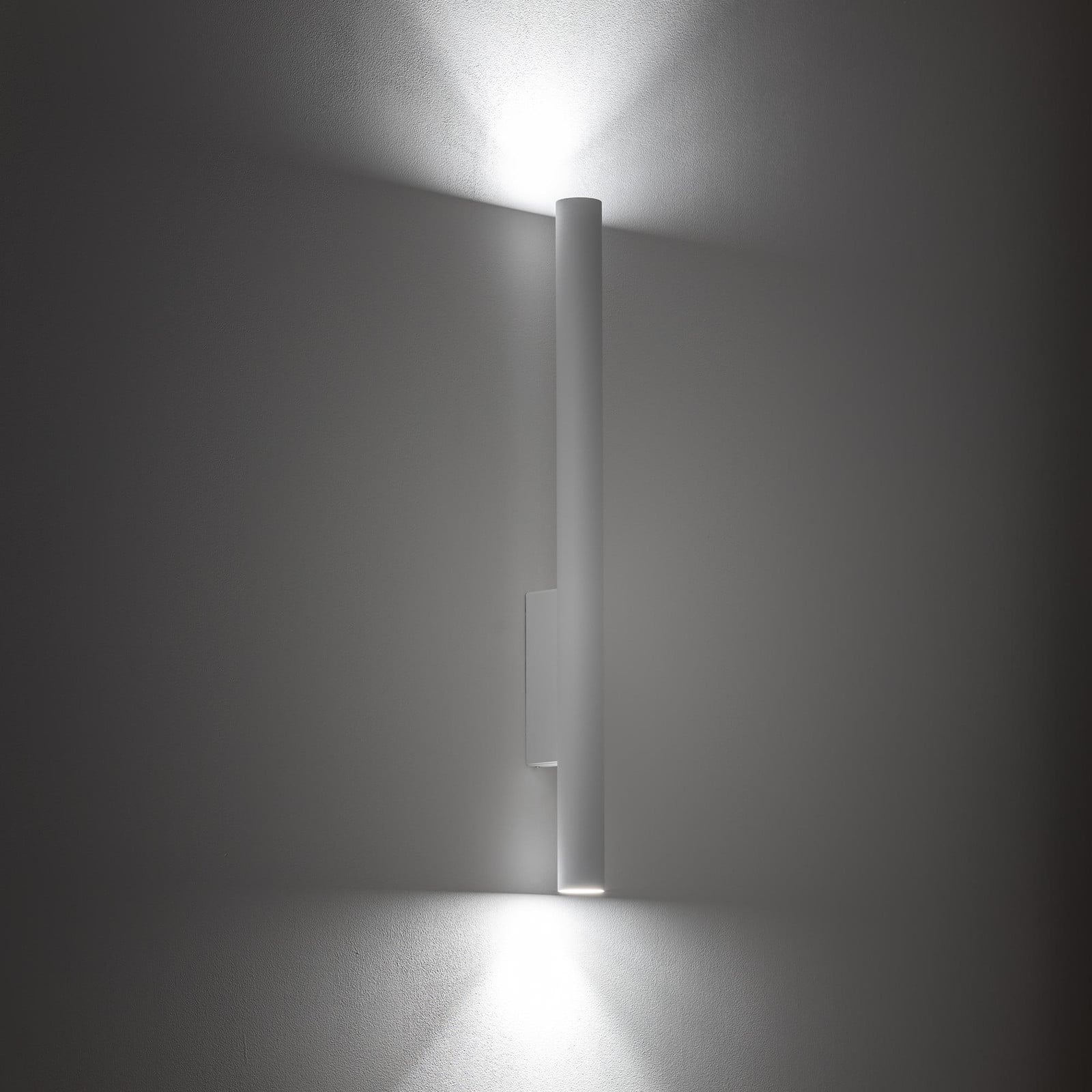 Lyora Witte Fourty XL Up & Down Wandspot met LED en Dimfunctie