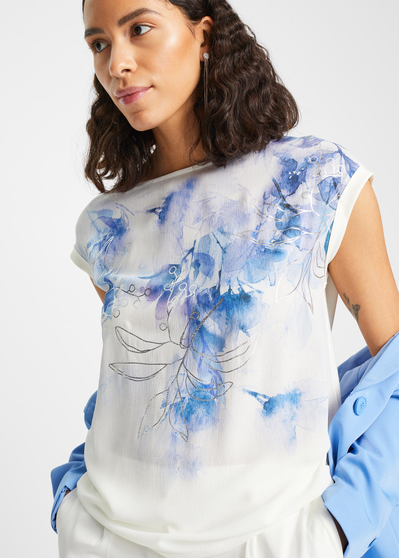 Blusenshirt BONPRIX, Damen, Gr. 56/58 (XXXL), weiss (wollweiß, blau geblümt), Jersey, Obermaterial: 98% Polyester, 2% Elasthan. Obermaterial 2: 95% Viskose, 5% Elasthan, bedruckt, gemustert, figurumspielend hüftbedeckend, Rundhals, angeschnitten Umschlags