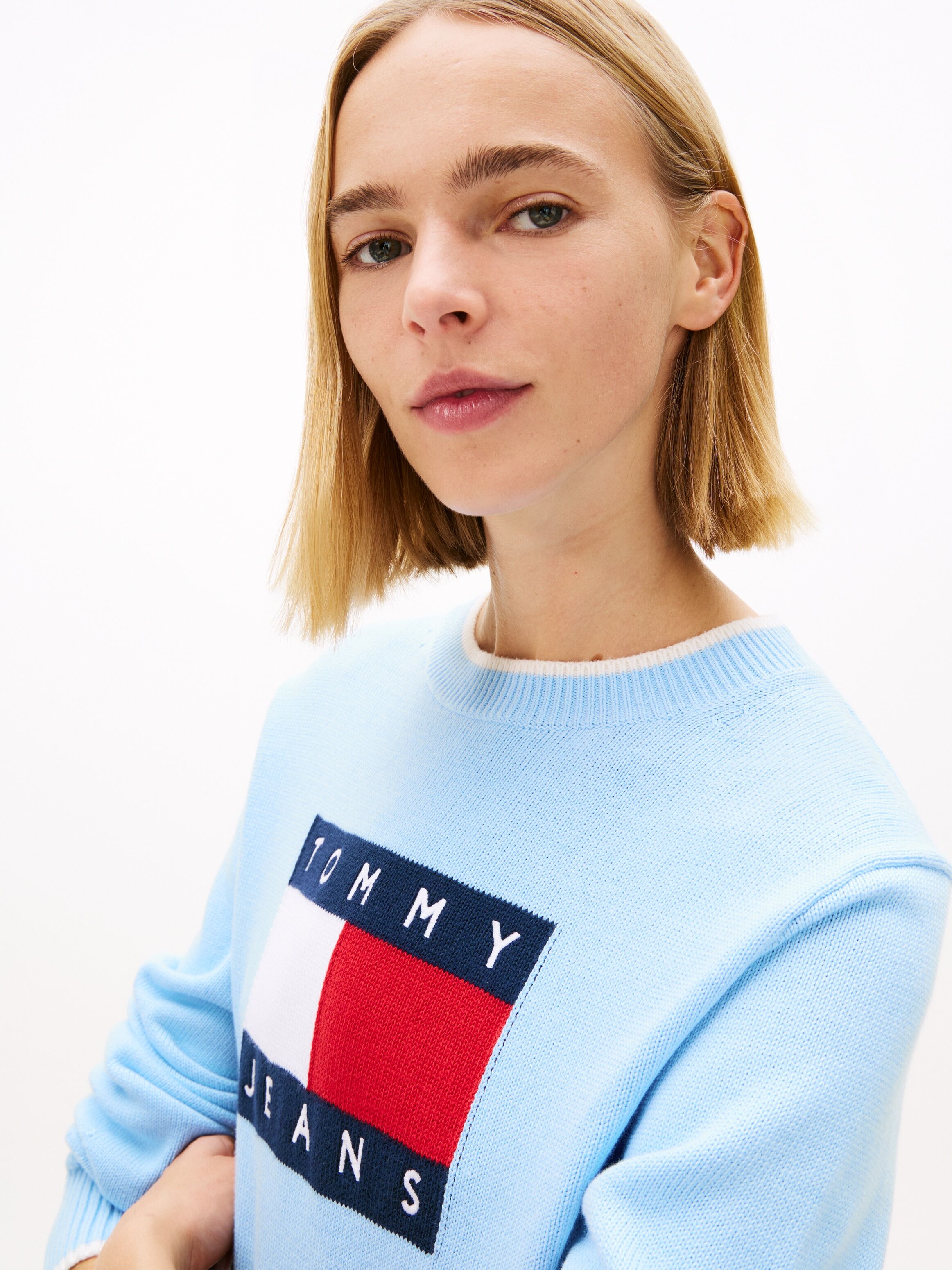 Strickpullover TOMMY JEANS "TJW TIPPING FLAG SWEATER EXT", Damen, Gr. XXXL(46), light powdery blau, Strick, Obermaterial: 100% Baumwolle, unifarben, relaxed fit hüftbedeckend, Rundhals, Rippstrickbündchen, Pullover Strickpullover, mit Logo-Intarsie, Relax
