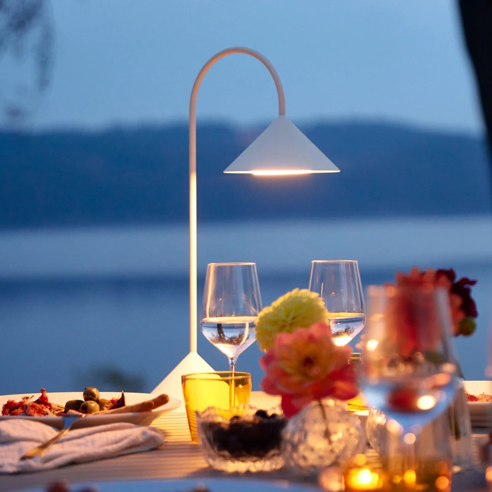 Frandsen Grasp LED tafellamp met oplaadbare batterij Wit Metaal