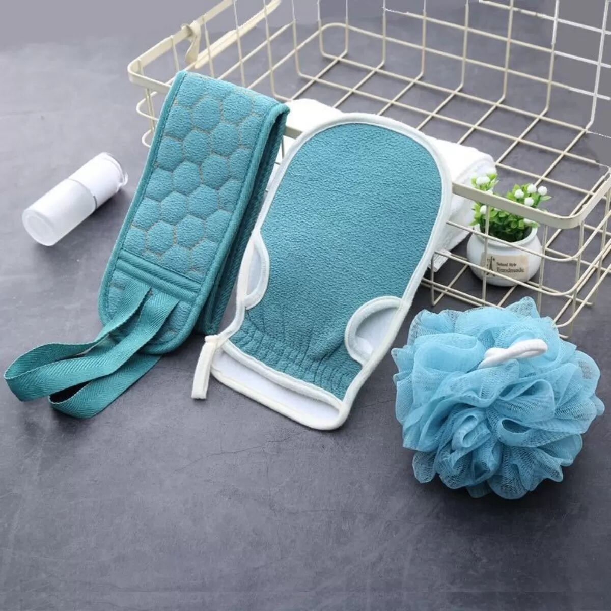 INF Peeling-Badehandtuch-Set mit Pflanzenfaser-Körperpeeling, Rückenbürstenband und Badeschwamm Blau