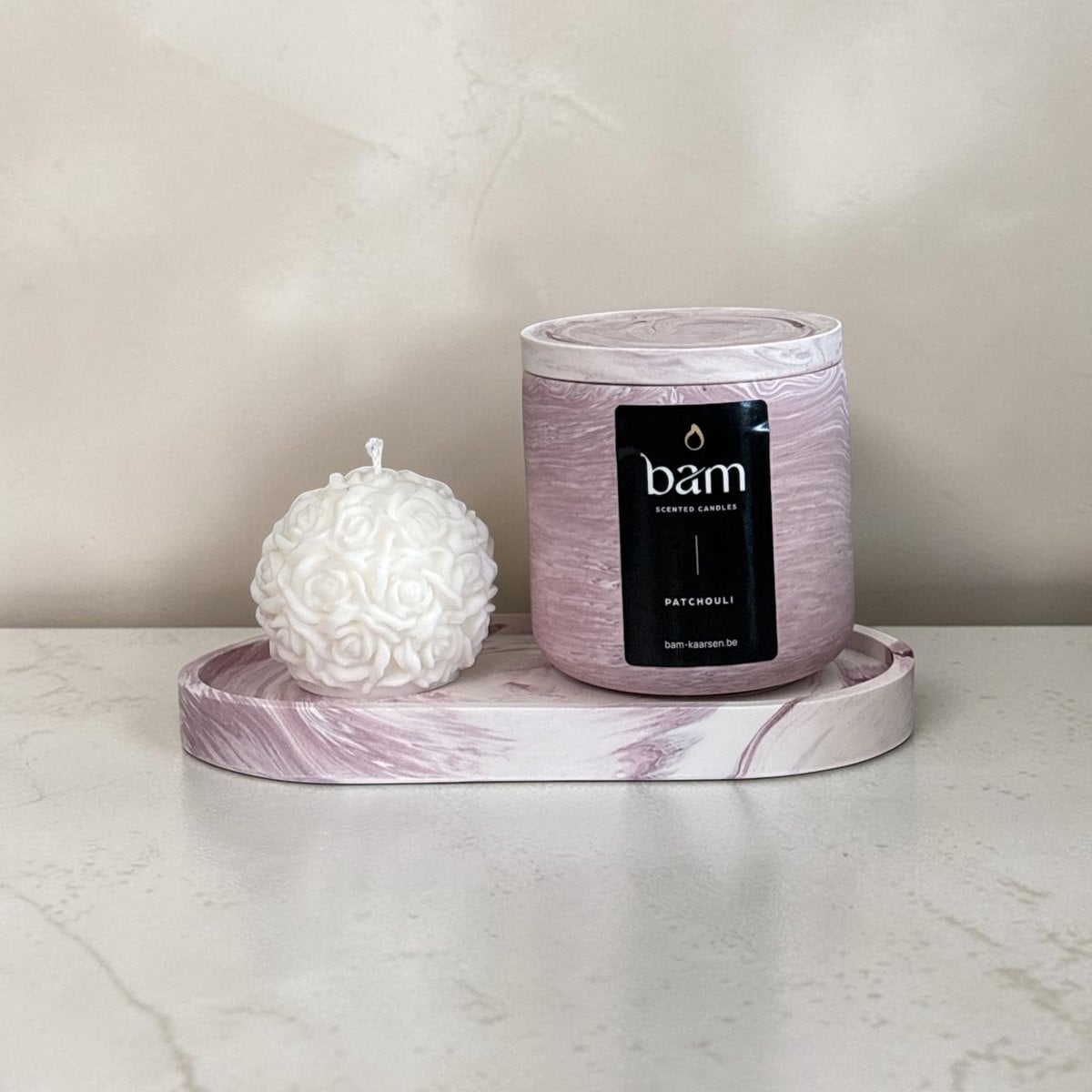 BAM Kaarsen Patchouli Geschenkset met Handgemaakte Rozenkaars en Bordeaux Gemarmerde Ovale Schaal