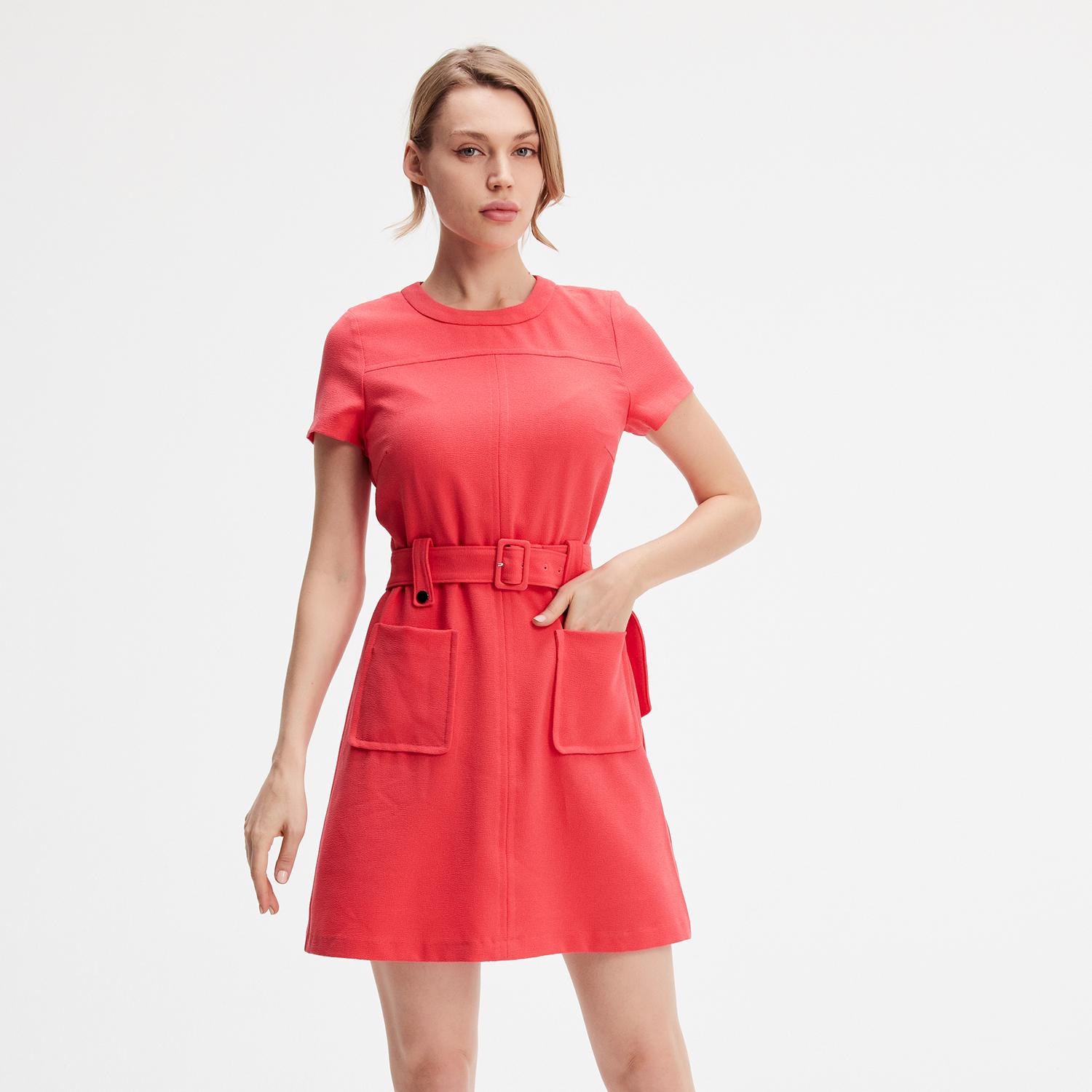 Kurzes Kleid mit aufgesetzten Taschen