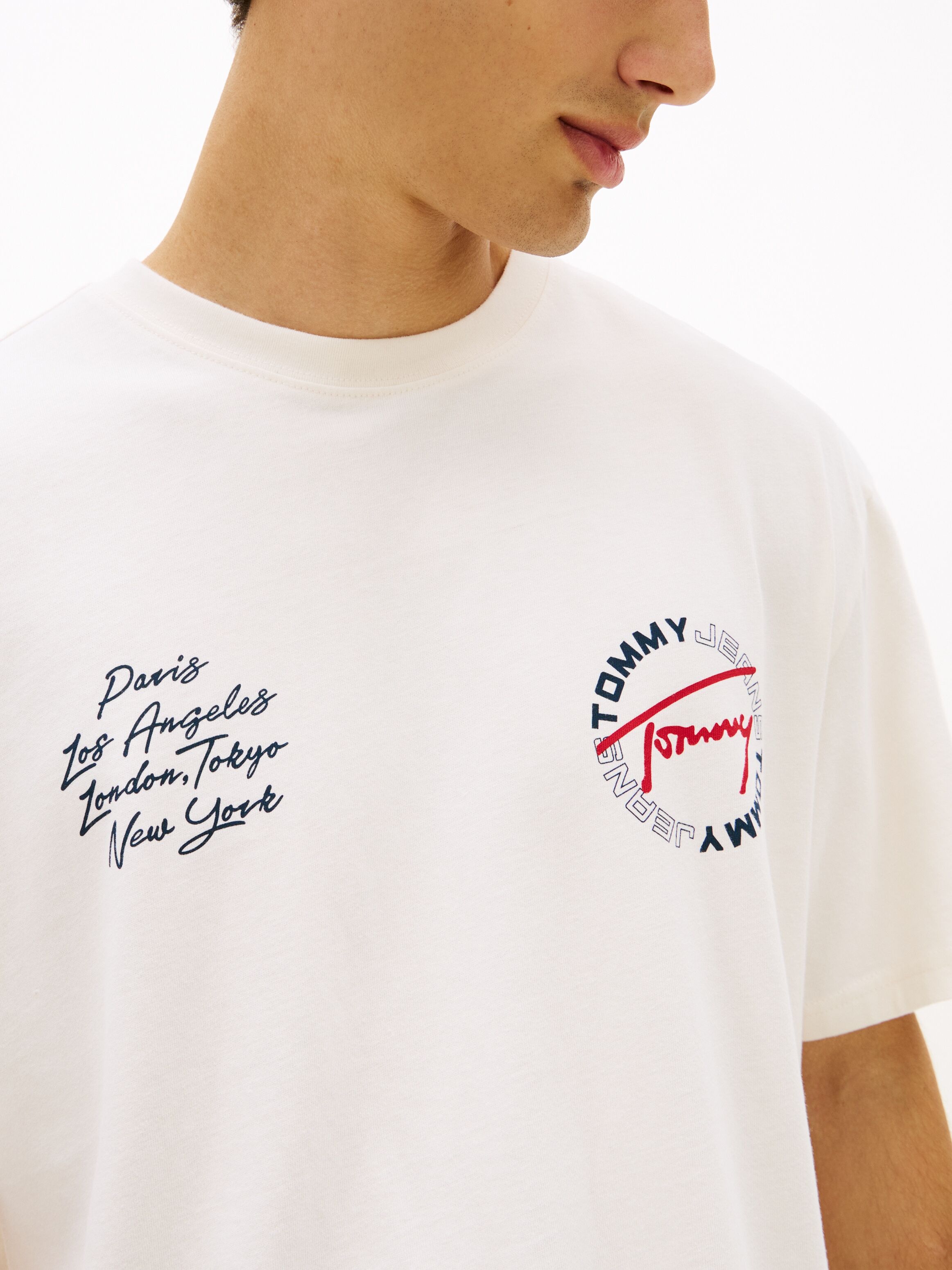T-Shirt TOMMY JEANS "TJM RELAXED SIGN CIRCLE", Herren, Gr. S, weiss (ancient weiß), Single Jersey, Obermaterial: 100% Baumwolle, bedruckt, unifarben, relaxed fit normal, Rundhals, eingesetzt abgesteppte Kante, Shirts T-Shirt, mit Markenprint, Rundhals anc