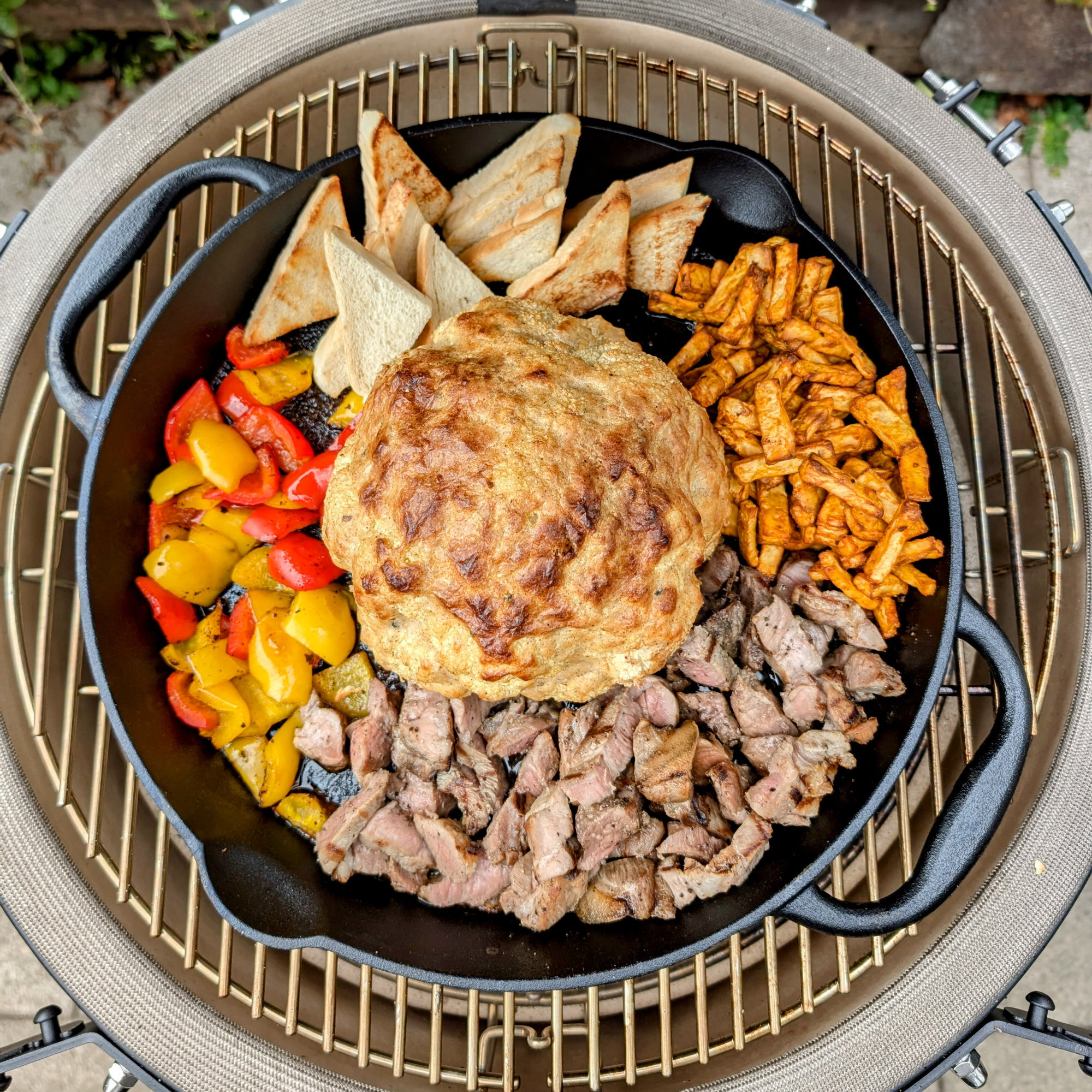 BBQ-Toro Kamado Grill "Yoru" Ø 62 cm Holzkohlegrill Keramikgrill mit Thermometer, Rädern, matt schwarz