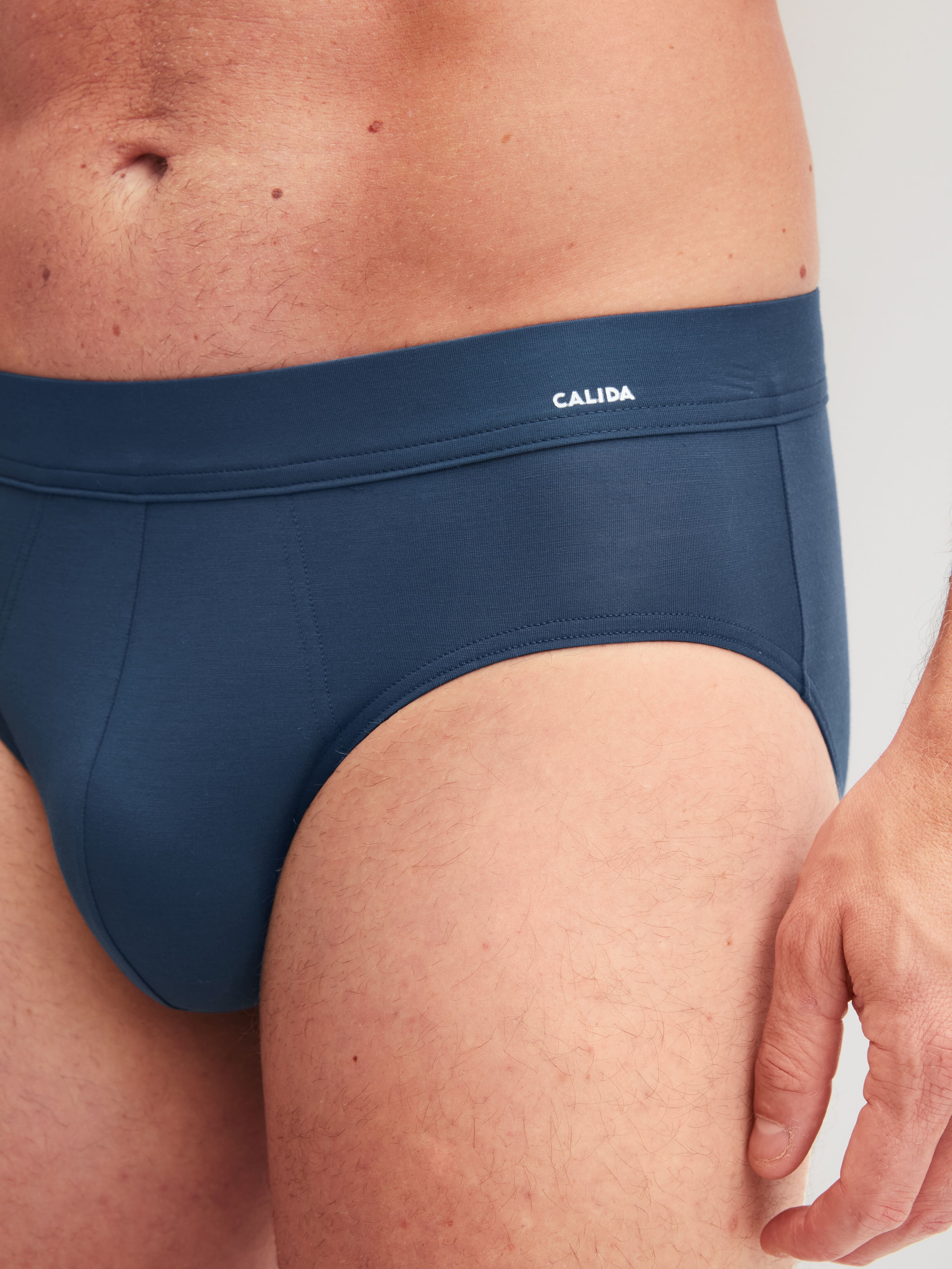 Slip CALIDA "Balanced Day", Herren, Gr. M (50), blau (schwarz denim), Single Jersey, Obermaterial: 65% Modal (TENCEL™), 28% Modal, 7% Elasthan, körpernah, Unterhosen Slip, ohne Eingriff, temperatur- und feuchtigkeitsregulierend, elastisch schwarz denim M 