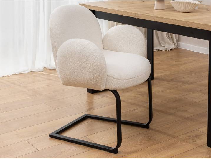 S-Style Möbel Polsterstuhl Vela im Japandi Stil aus weißem Bouclé mit schwarzem Metallgestell