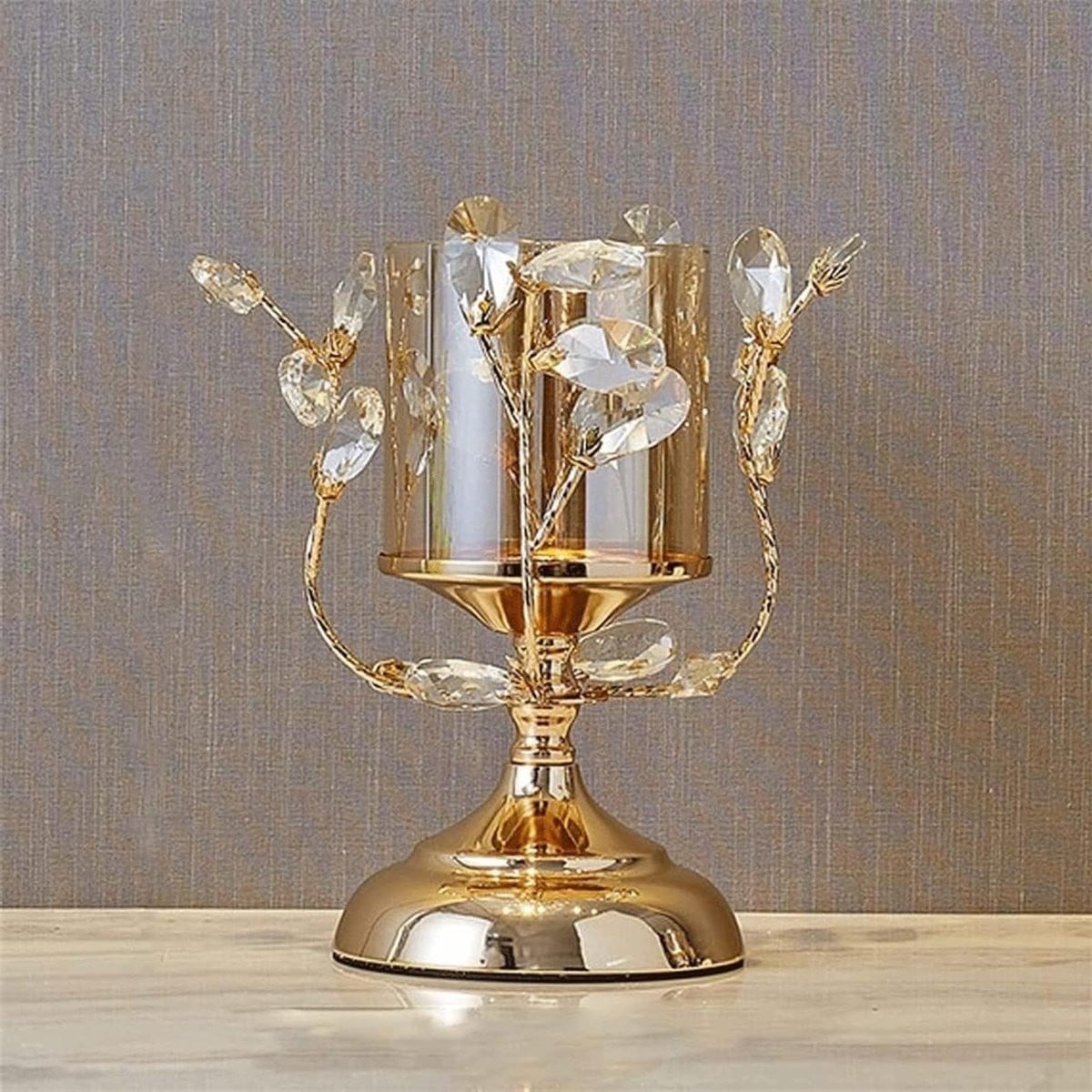 Gouden kandelaar voor bruiloften met kristal glas voor kaarsen