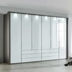 Falttüren Schlafzimmerschrank in Braun und Weiß sechs Schubladen
