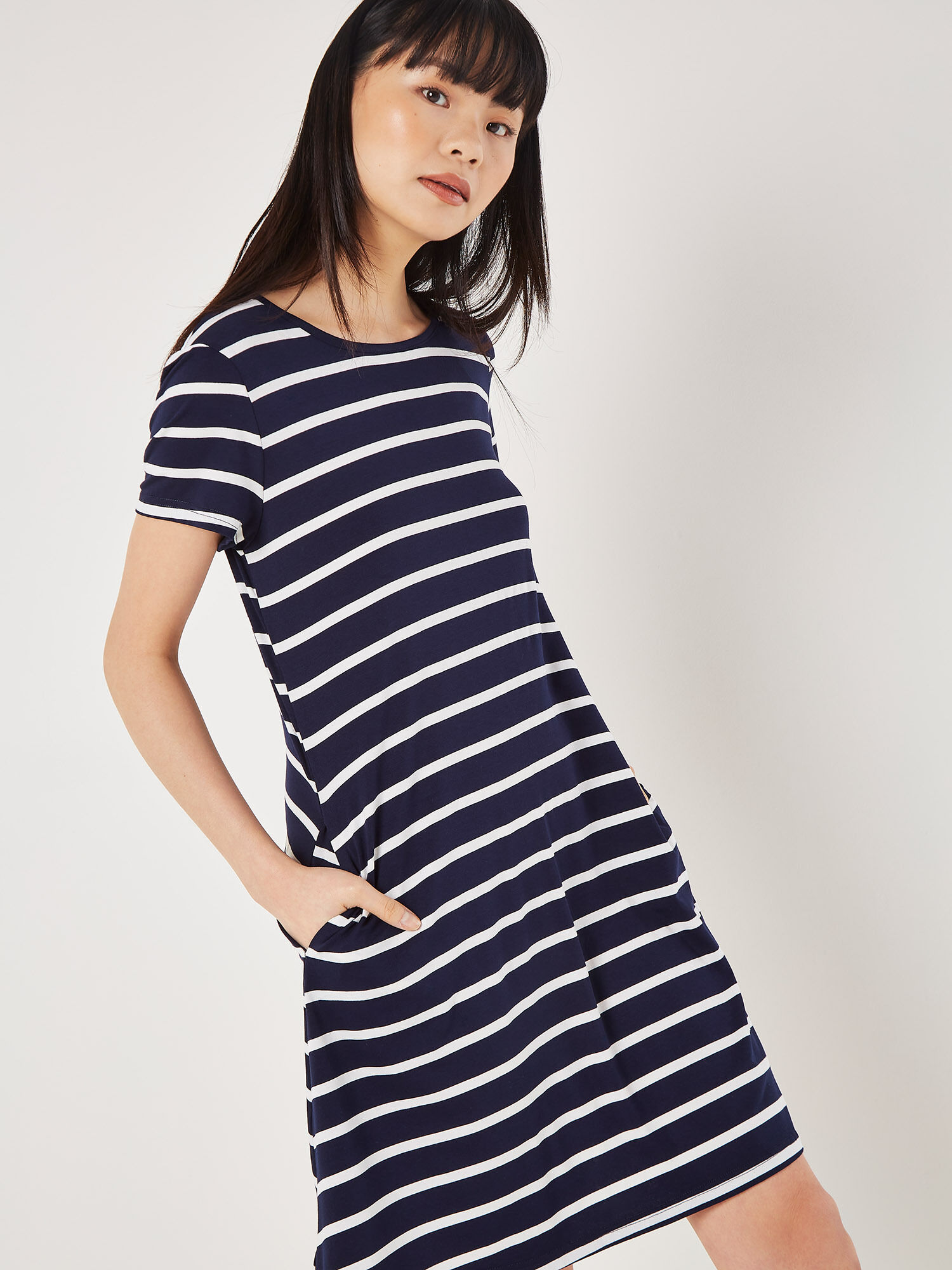 Minikleid APRICOT "Gestreiftes Jersey-Minikleid", Damen, Gr. S (36), N-Gr, blau (navy), gewebt, Obermaterial: 83% Viskose CV. 16% Polyester PES. 1% Eiderdaune Eider., gestreift, Kleider Minikleid, mit Eingrifftaschen