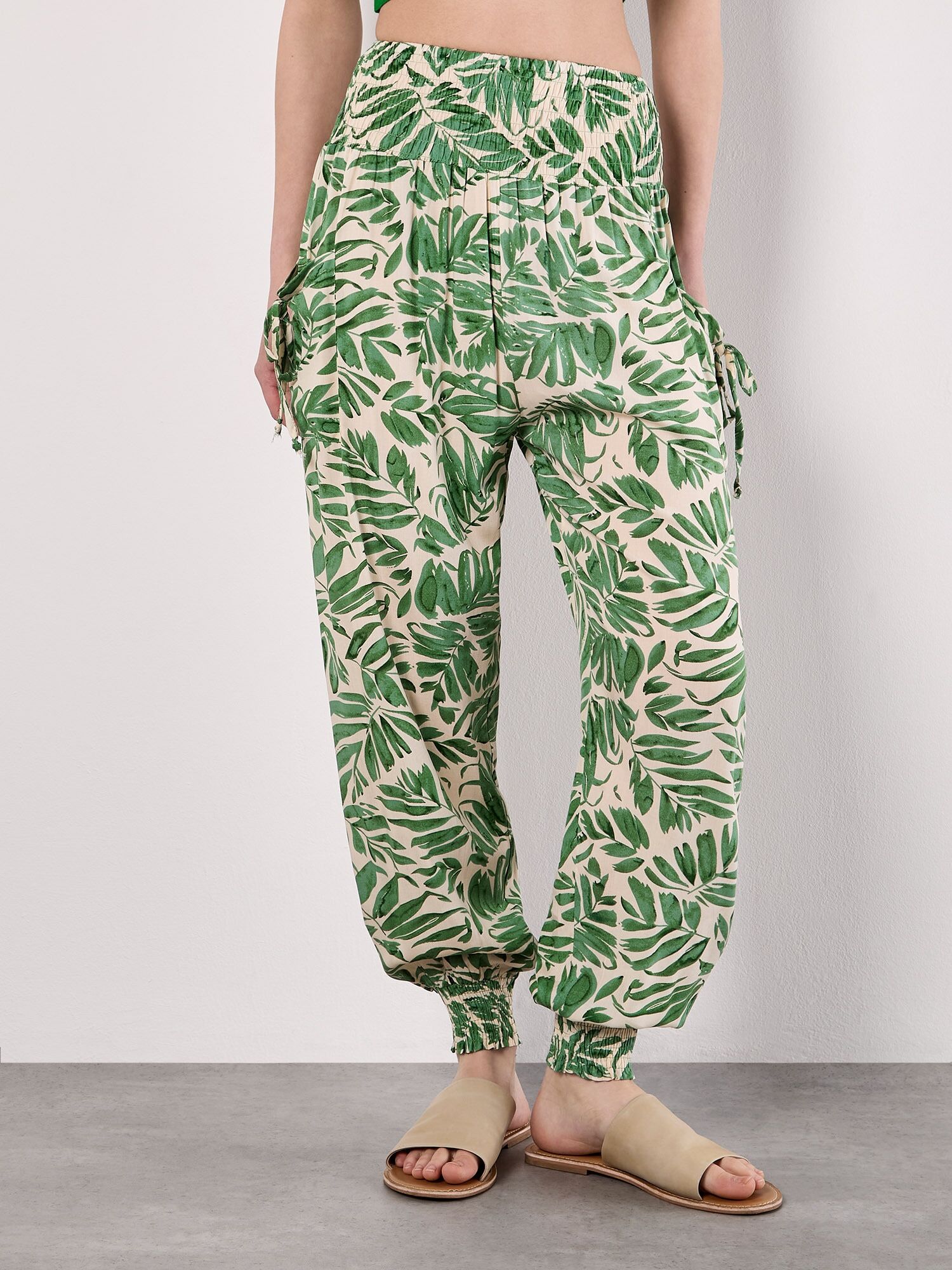 Jogger Pants APRICOT "Jogginghose mit tropischem Blattmuster", Damen, Gr. L (40), N-Gr, grün, Obermaterial: 100% Viskose CV., Modisch, Hosen Jogger Pants, mit tropischem Blattmuster