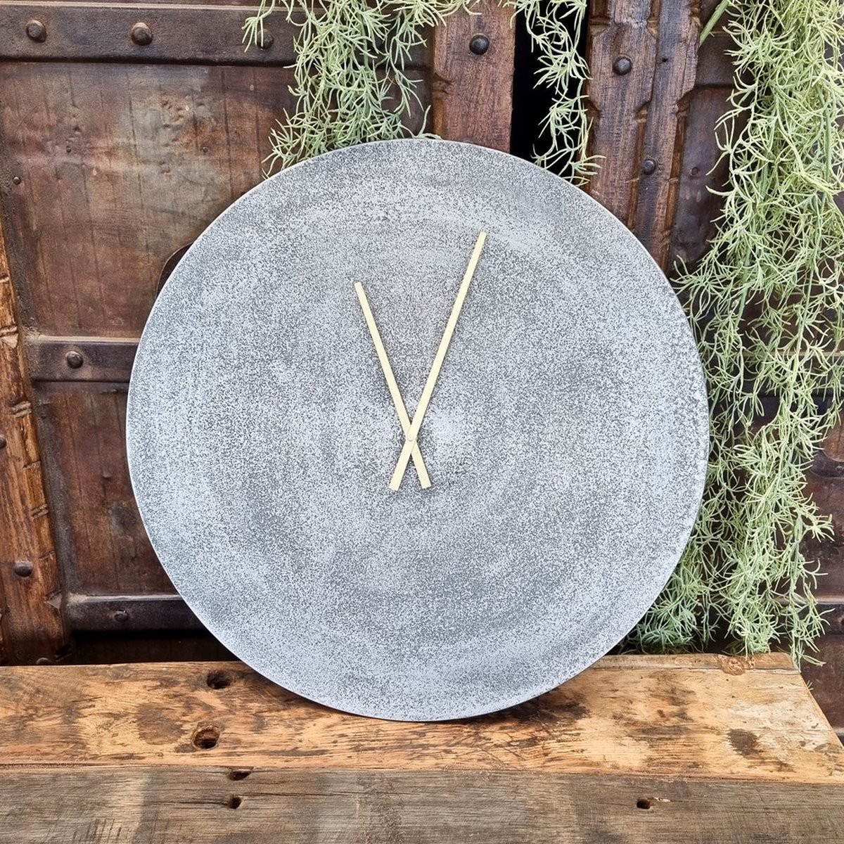 Zilveren ronde wandklok voor wandmontage