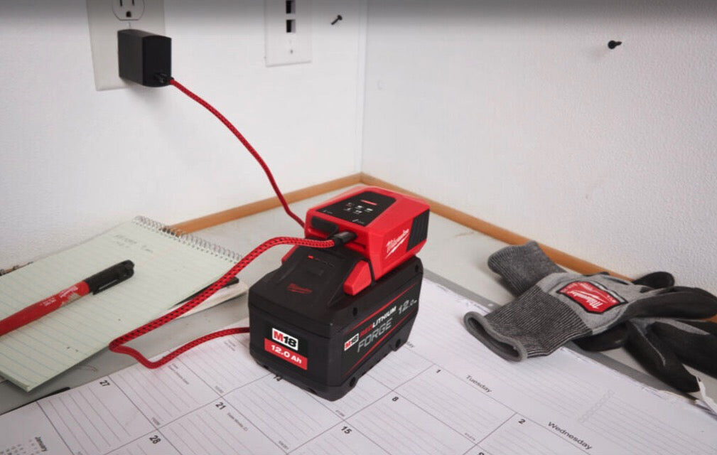 Milwaukee M18 TC-0 Mini caricabatterie 2 in 1 con powerbank 18V