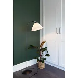 Halo Design MEDINA X Stehleuchte mit plissiertem Lampenschirm und schwarzem Lampenfuß
