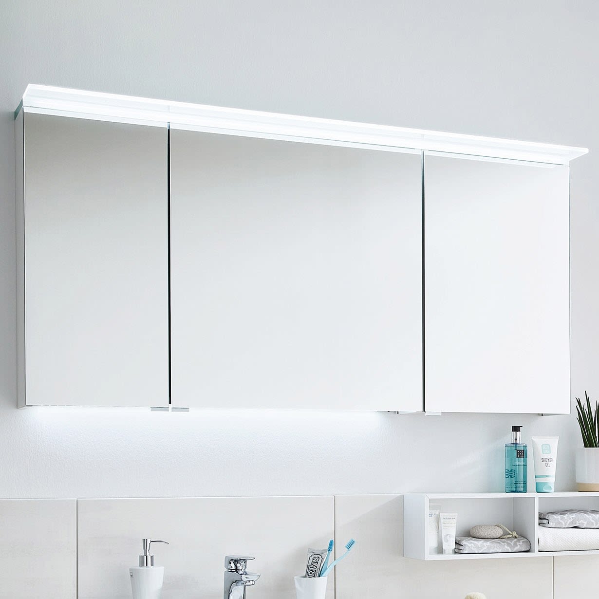 Puris Aspekt Spiegelschrank-Set 130 cm mit 3 Türen, größere Tür rechts und LED-Flächenleuchte, Badmöbel, ASP431301RK177066,