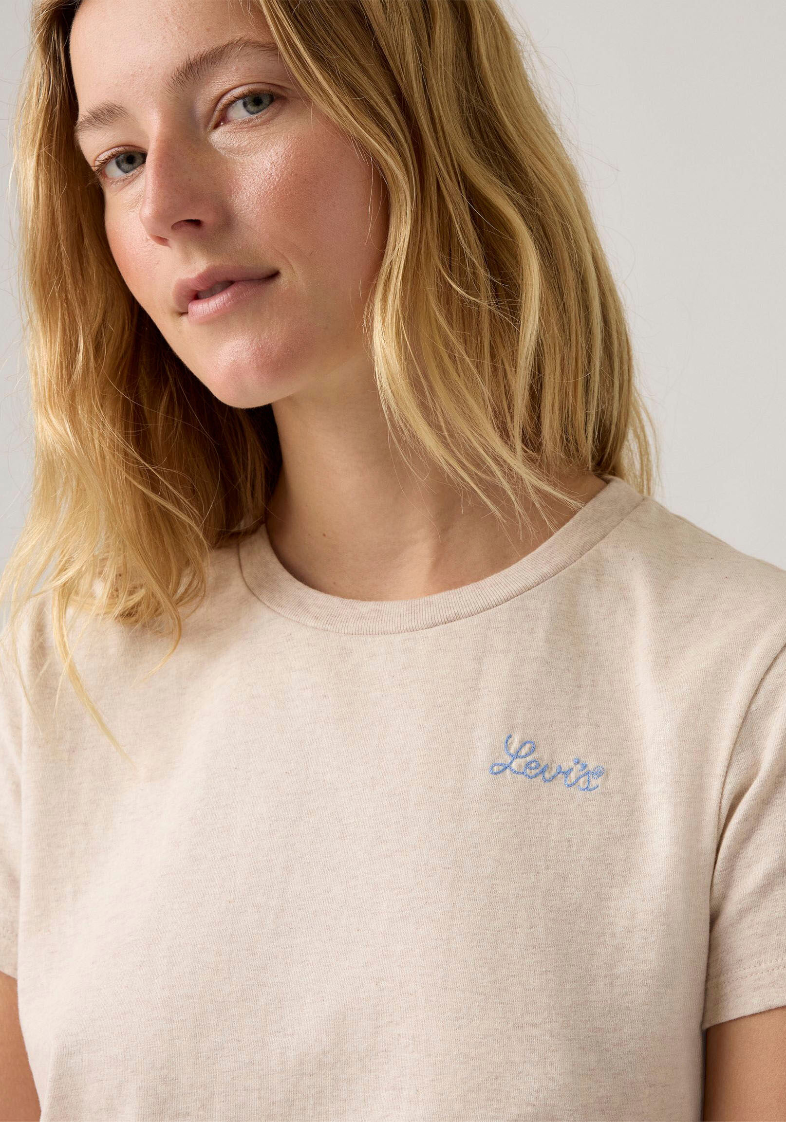 T-Shirt LEVI'S "THE PERFECT TEE", Damen, Gr. M (38), beige (scenic countryside), Single Jersey, Obermaterial: 100% Baumwolle, normal, Rundhals, abgesteppt, Shirts T-Shirt, mit Batwing-Logoprint scenic countryside M (38)