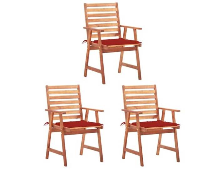 KUTYWEXFM Gartenstühle 3er Set mit roten Kissen, Akazienholz Bequeme Sitzgruppe für Balkon und Veranda mit weich gepolsterten Auflagen im stilvollen Lattendesign für gesellige Runden.