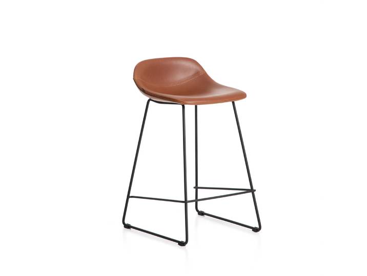 Kave Home Barkruk Zahara Lederlook - Bruin (zithoogte 66cm)
