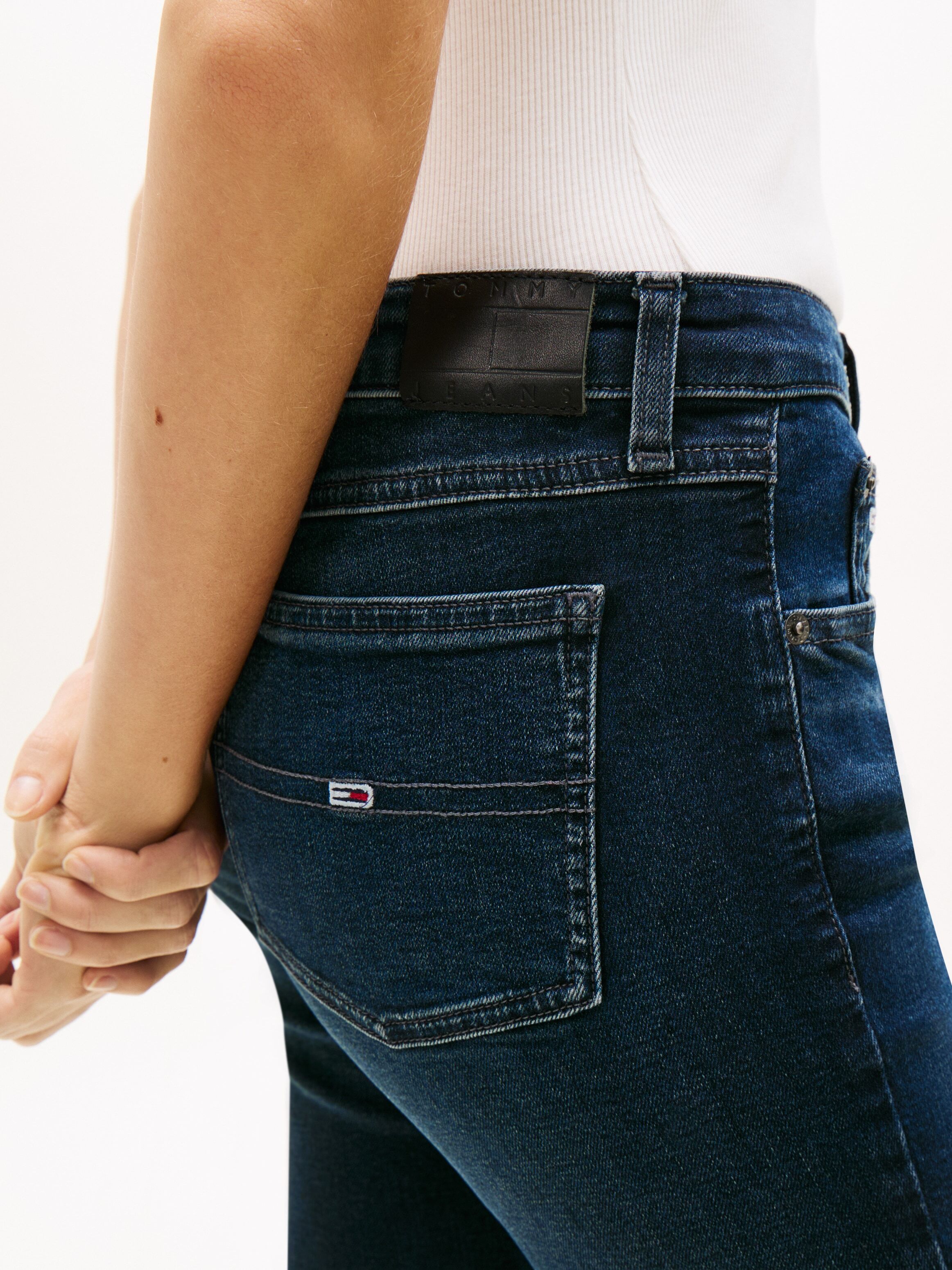 Mom-Jeans TOMMY JEANS "High waist - Mom-Jeans Tapered", Damen, Gr. 31, Länge 28, schwarz (denim schwarz), Denim/Jeans, Obermaterial: 99% Baumwolle, 1% Elasthan, unifarben, gerade, unten schmal, Jeans Mom-Jeans, mit Logo-Badge, Logostickerei denim schwarz 