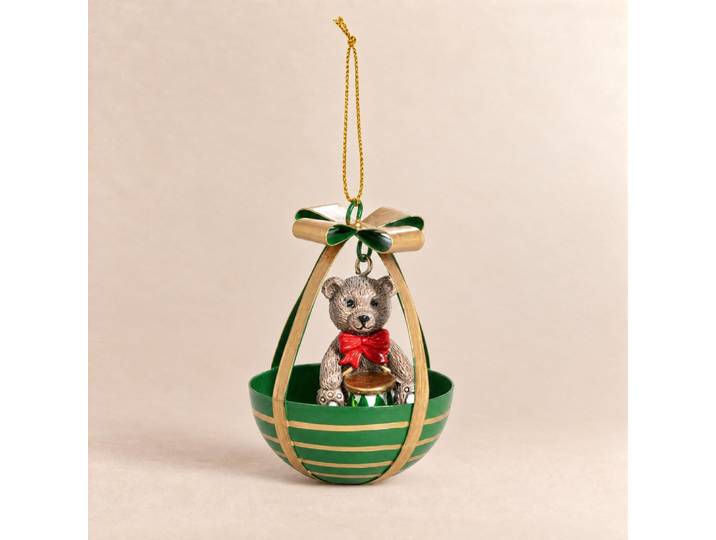 Weihnachtsschmuck mit einem bunten Ei und einem Teddybären