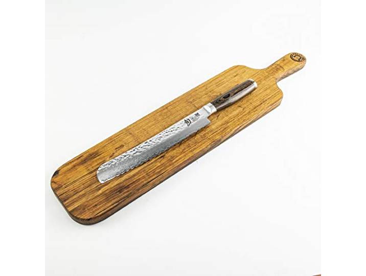 Palatina Werkstatt KAI Shun Tim Mälzer Angebotsset TDM-1705 japanisches Brotmesser mit 23 cm Klinge mit Wellenschliff, aus 32 Lagen Damast gefertigt + großes Baguettebrett aus Fassholz