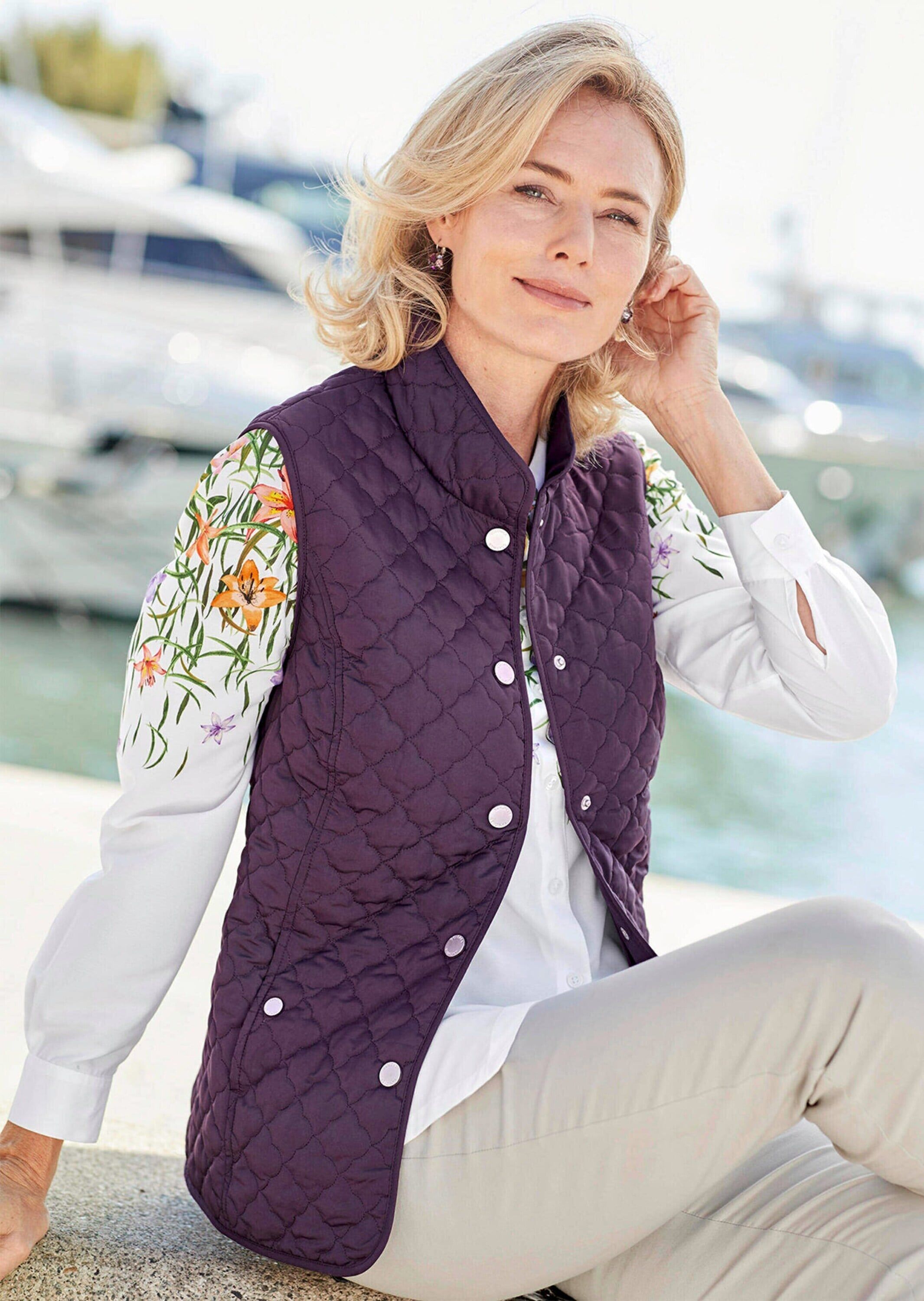 Kurzweste GOLDNER "Sportive Steppweste", Damen, Gr. 42, lila (dunkle pflaume), Obermaterial: 100% Polyester PES., Westen Kurzweste, Druckknöpfe mit hochwertiger GOLDNER-Gravur