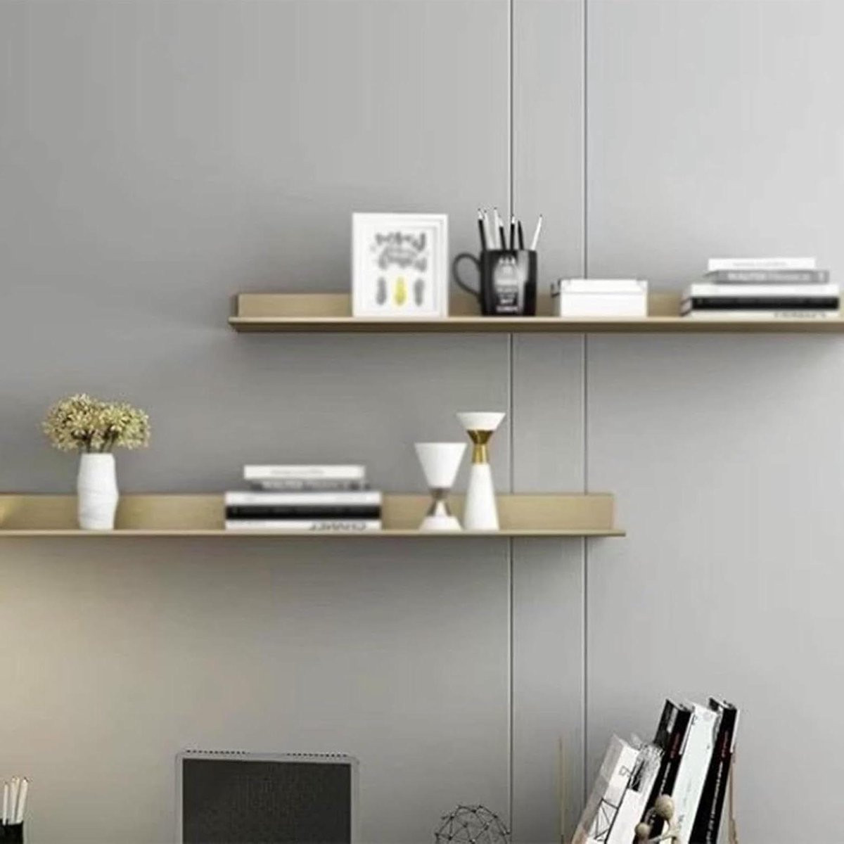 Gouden zwevende wandplanken met geïntegreerde LED-verlichting voor decoratie en opslag