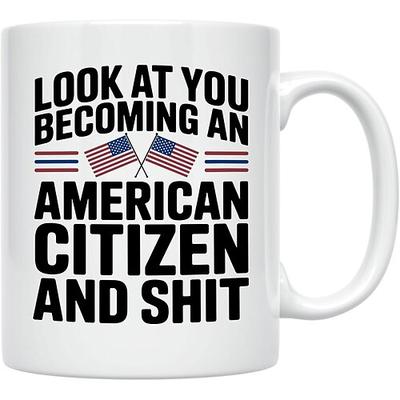 Geschenk zur Einbürgerung: Tasse für frischgebackene US-Bürger. Erinnerungsstück zur Einbürgerung mit US-Flaggenmotiv – Glückwunschgeschenk für stolze US-Bürgerinnen und -Bürger.