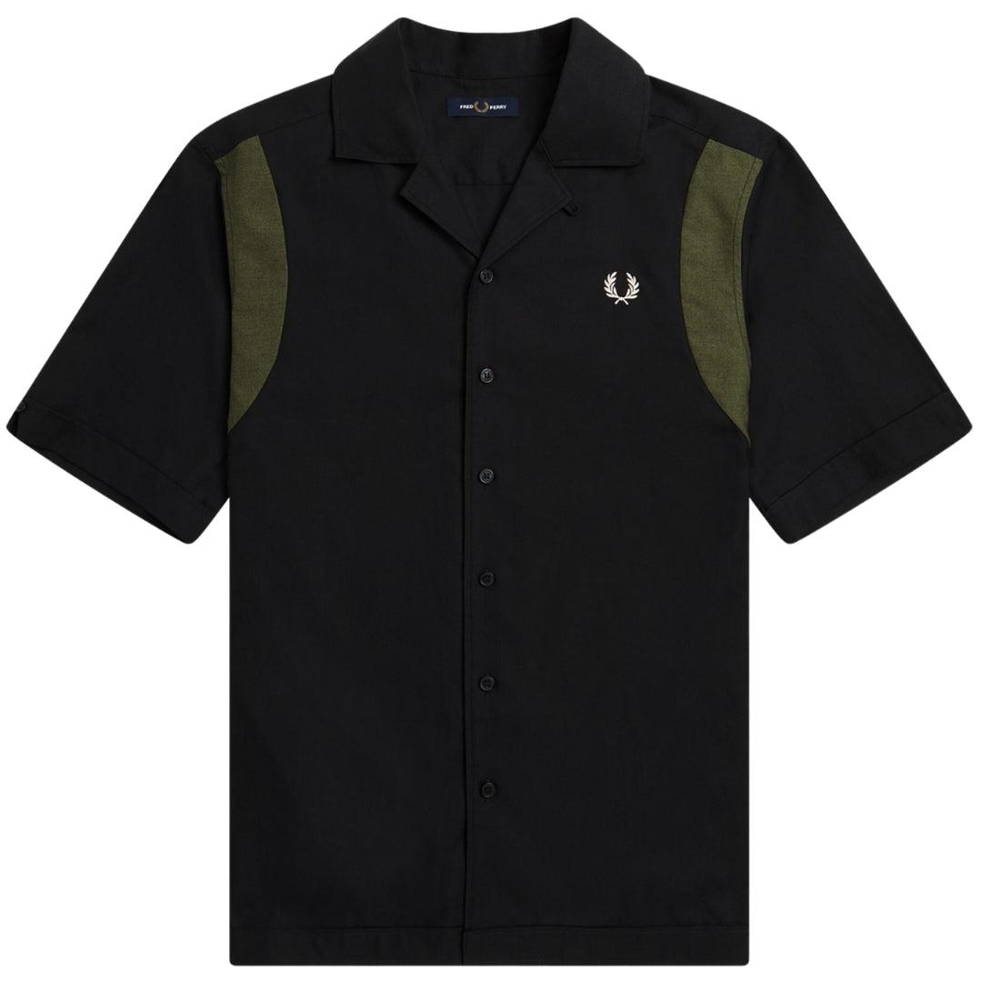 Fred Perry bowlingshirt met zwarte panelen en korte mouwen