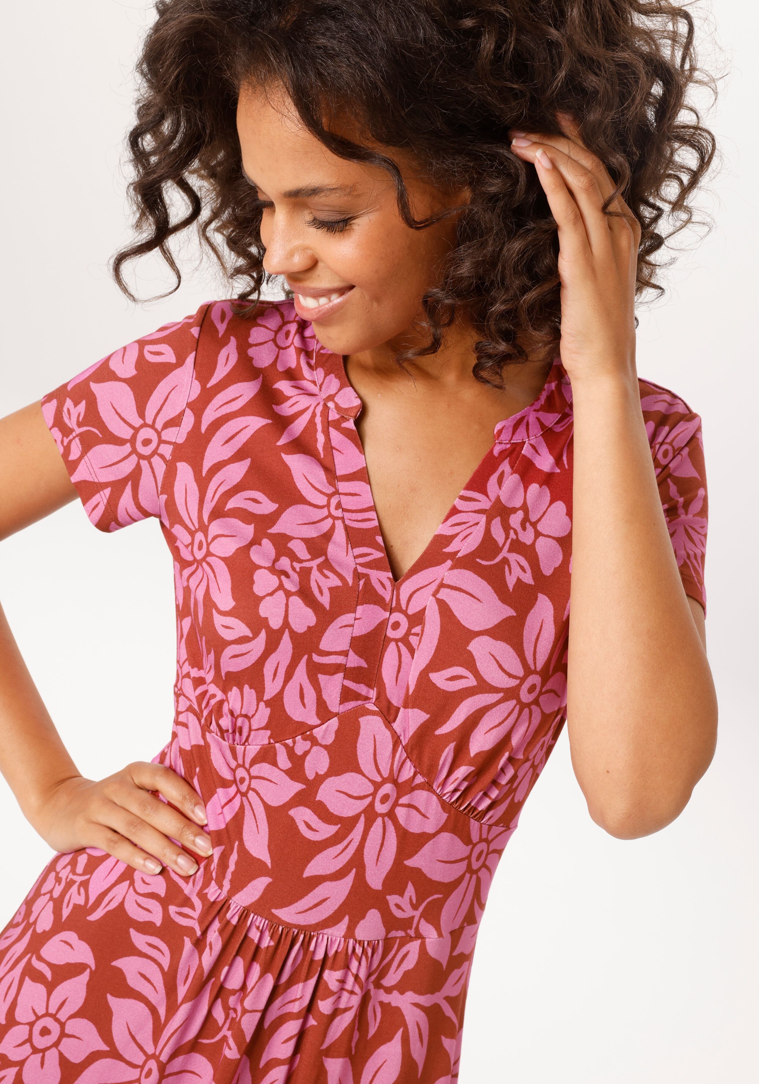 Sommerkleid ANISTON CASUAL, Damen, Gr. 36, N-Gr, pink (braun, hellpink), Single Jersey, Obermaterial: 95% Viskose, 5% Elasthan, bedruckt, geblümt, figurumspielend wadenlang, V-Ausschnitt, Kleider Sommerkleid, mit trendfarbenem, grafischen Blumendruck brau