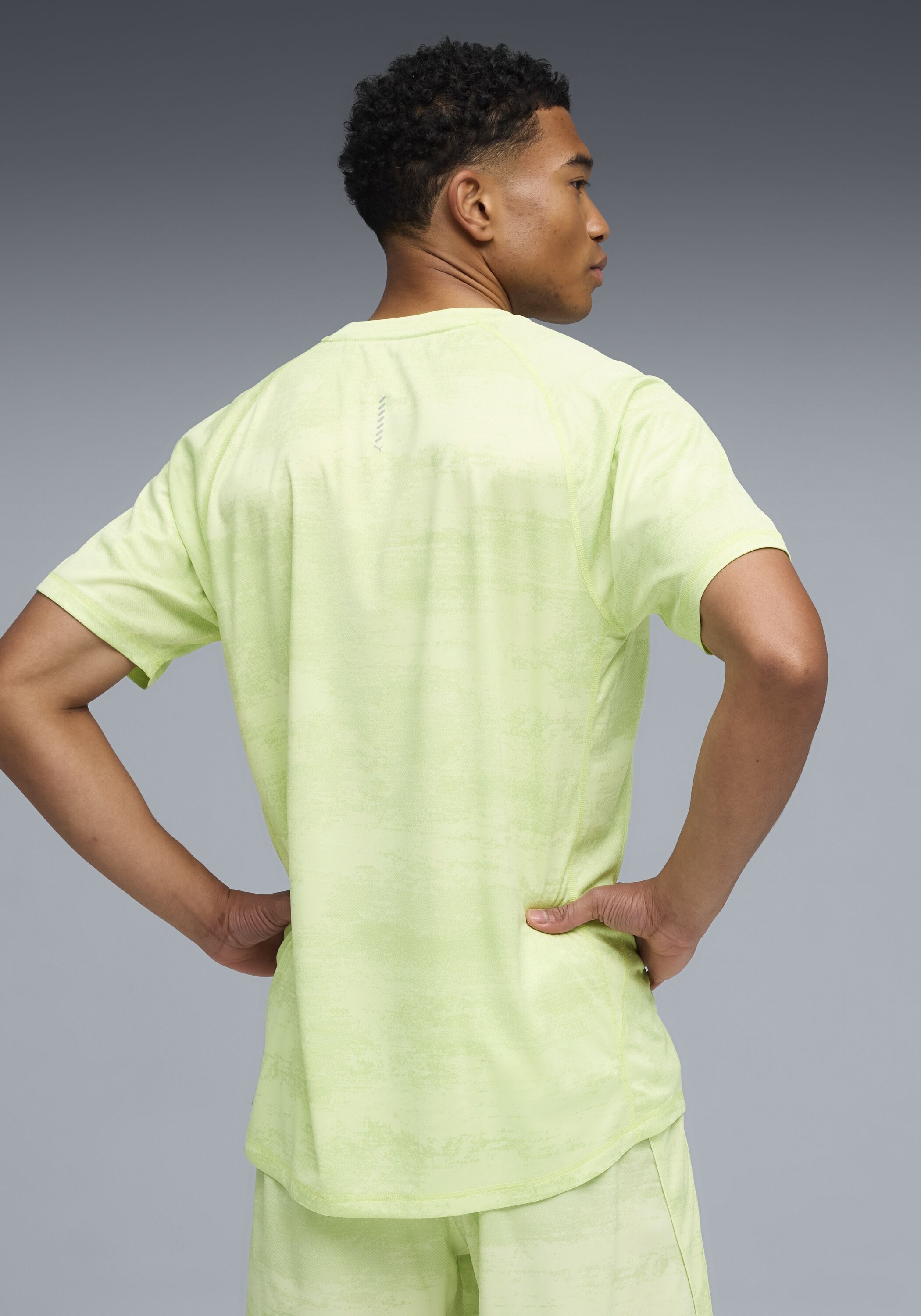 Laufshirt PUMA "M RUN VELOCITY AOP TEE", Herren, Gr. L, apple spritz, Web, Obermaterial: 100% Polyester, bedruckt, slim fit normal, Rundhals, Shirts Laufshirt, Slim Fit Passform, kurze Ärmel, für Training, mit Print-Applikation apple spritz L