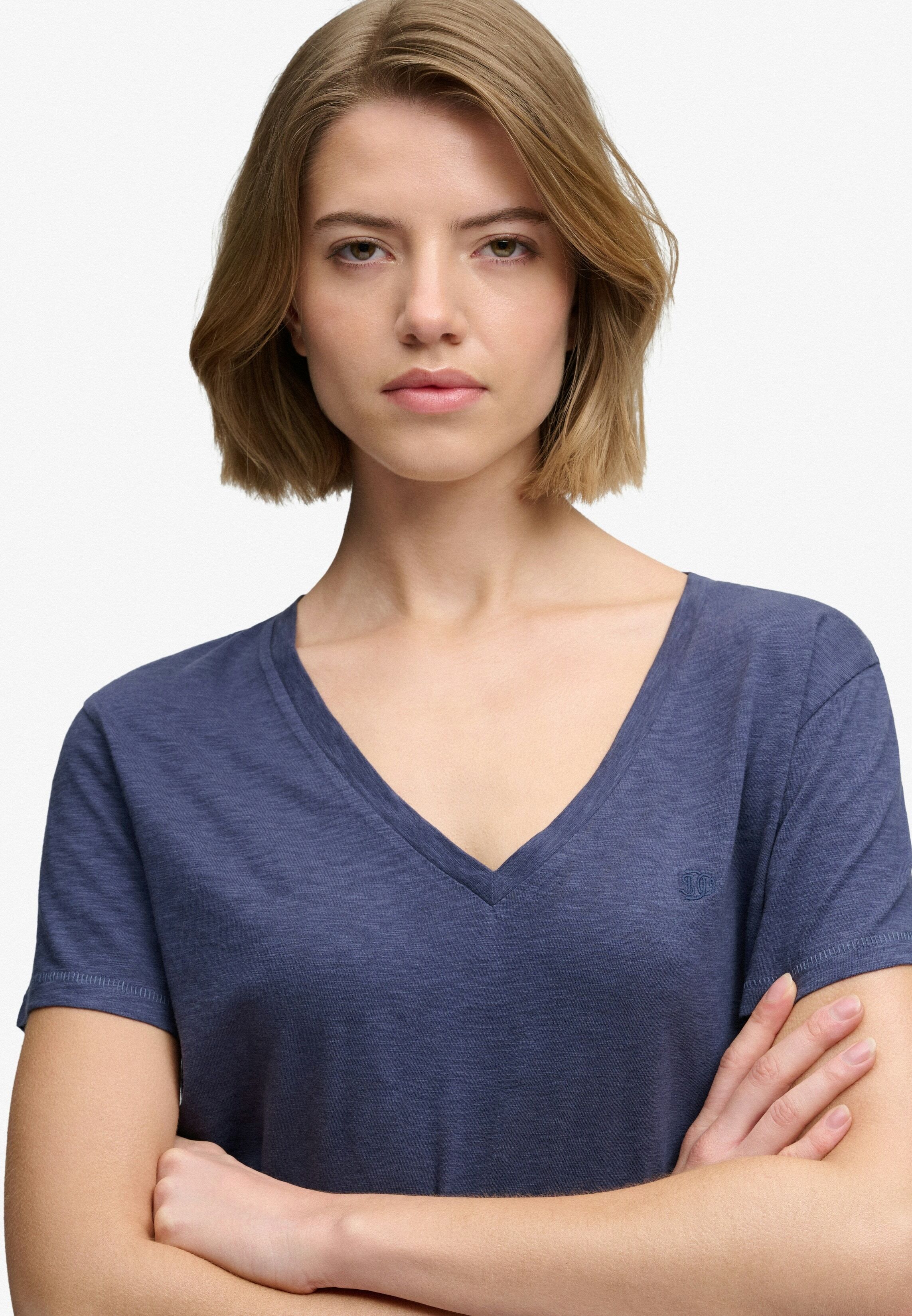 T-Shirt SUPERDRY "STUDIOS SLUB EMB VEE TEE", Damen, Gr. M, blau (mariner navy), Single Jersey, Obermaterial: 60% Baumwolle, 40% Lyocell, unifarben, regular fit normal, V-Ausschnitt, Shirts T-Shirt, Baumwollmischung, relaxed fit mariner navy M