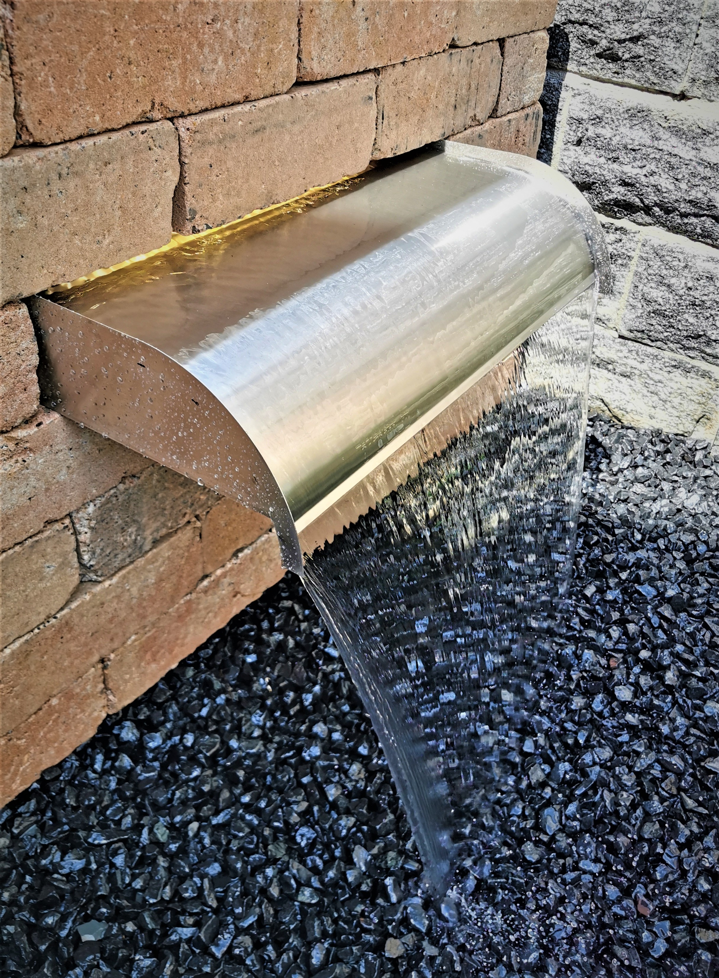 Wasserfall Mambo 45 cm abgerundet langer Auslauf max. Fallhöhe 2m Edelstahl matt gebürstet mit LED-Beleuchtung Speyer