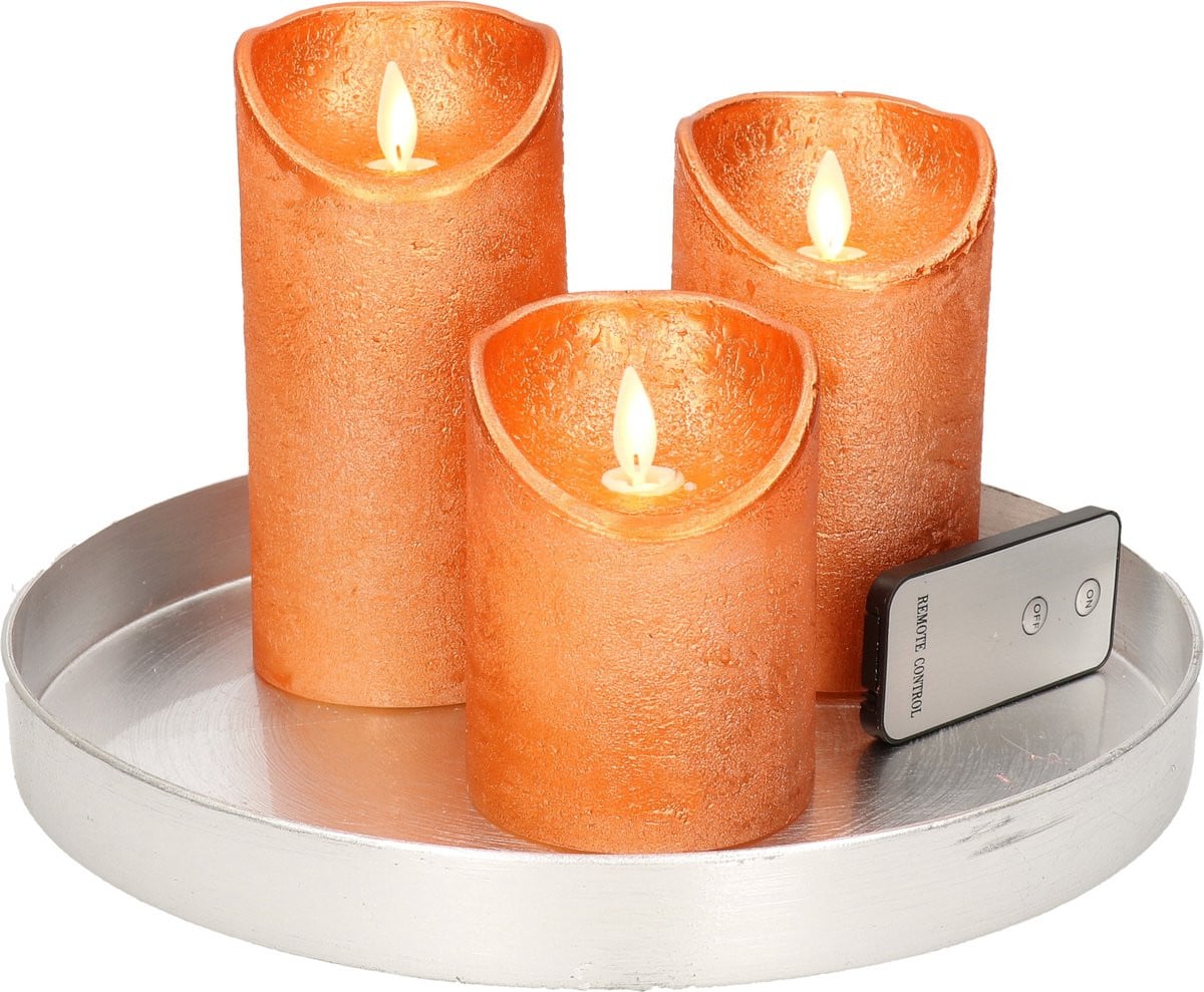 Ronde kaarsenplateau zilver met 3 koperen LED-kaarsen voor tafeldecoratie, Diameter: 27 cm, Hoogtes LED-kaarsen: 10, 12,5 en 15 cm