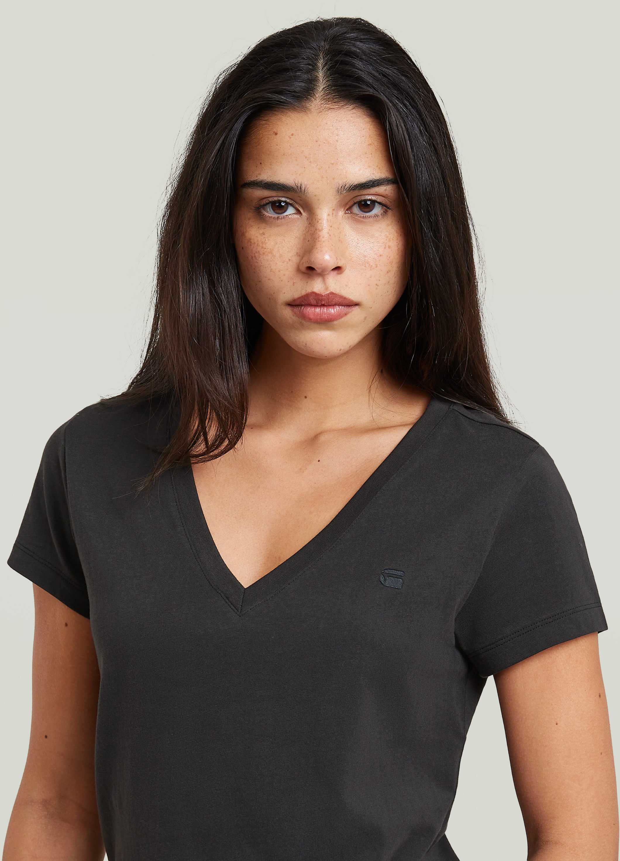 V-Shirt G-STAR "Overdyed Form v t wmn", Damen, Gr. L, schwarz (dk schwarz), Single Jersey, Obermaterial: 100% Baumwolle, overdyed, unifarben, hüftbedeckend, V-Ausschnitt, abgesteppte Kante, Shirts V-Shirt, in Baumwoll-Qualität dk schwarz L