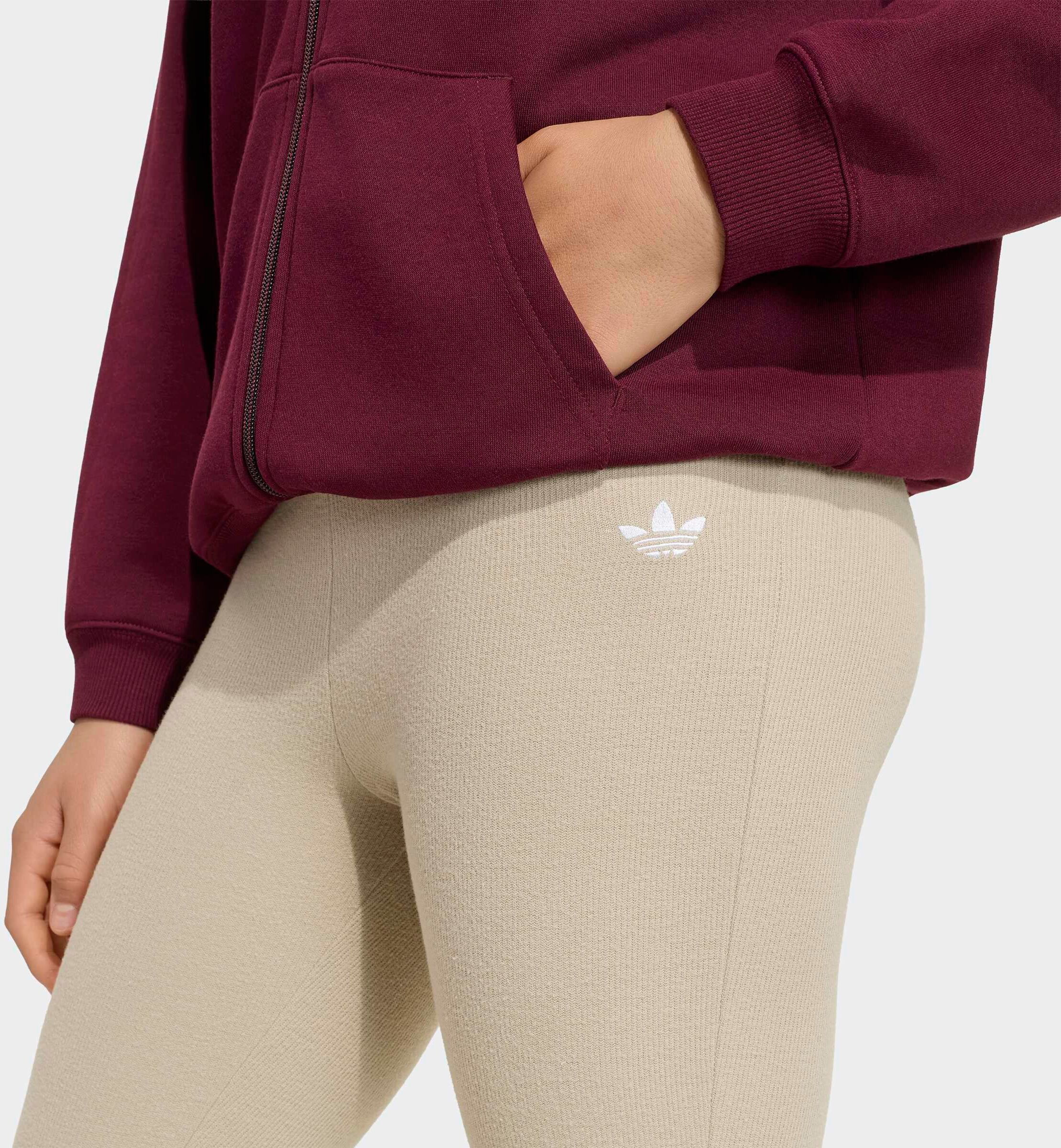 Sporthose ADIDAS ORIGINALS "AUSGESTELLTE, WINTERTAUGLICH", Mädchen, Gr. 152, N-Gr, beige (khaki three,), Obermaterial: 52% Polyester, 48% Baumwolle, Hosen Sporthose, für Kinder, mit normal-weiter Passform, lange Ausführung khaki three, 152, N-Gr