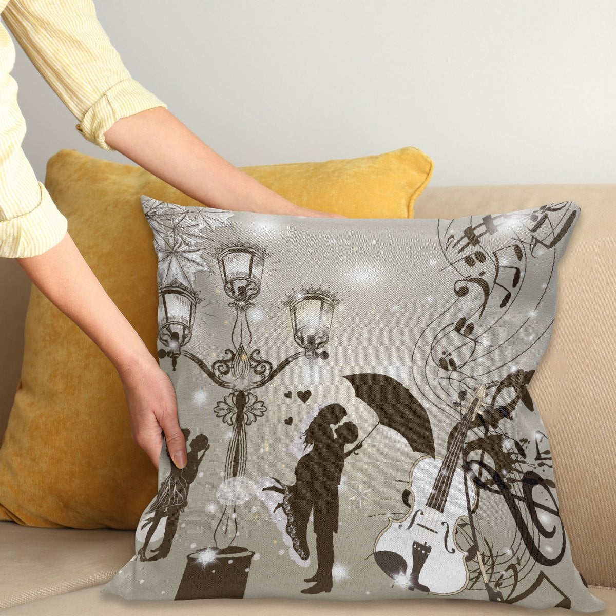 ABAKUHAUS Romantisch Sierkussenhoes Kissing Couples met Street Violin Muziek Noten, Donker Taupe en Dust, 100 x 100 cm