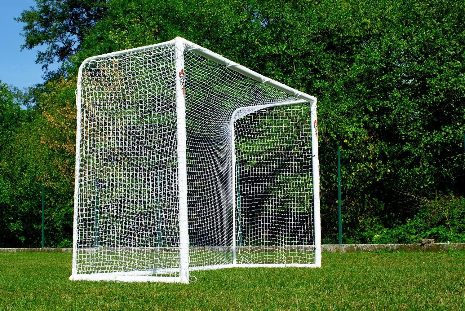 Fußballtor aus weißem, recycelbarem Kunststoff (uPVC) mit Netz und Erdankern, erhältlich in verschiedenen Größen