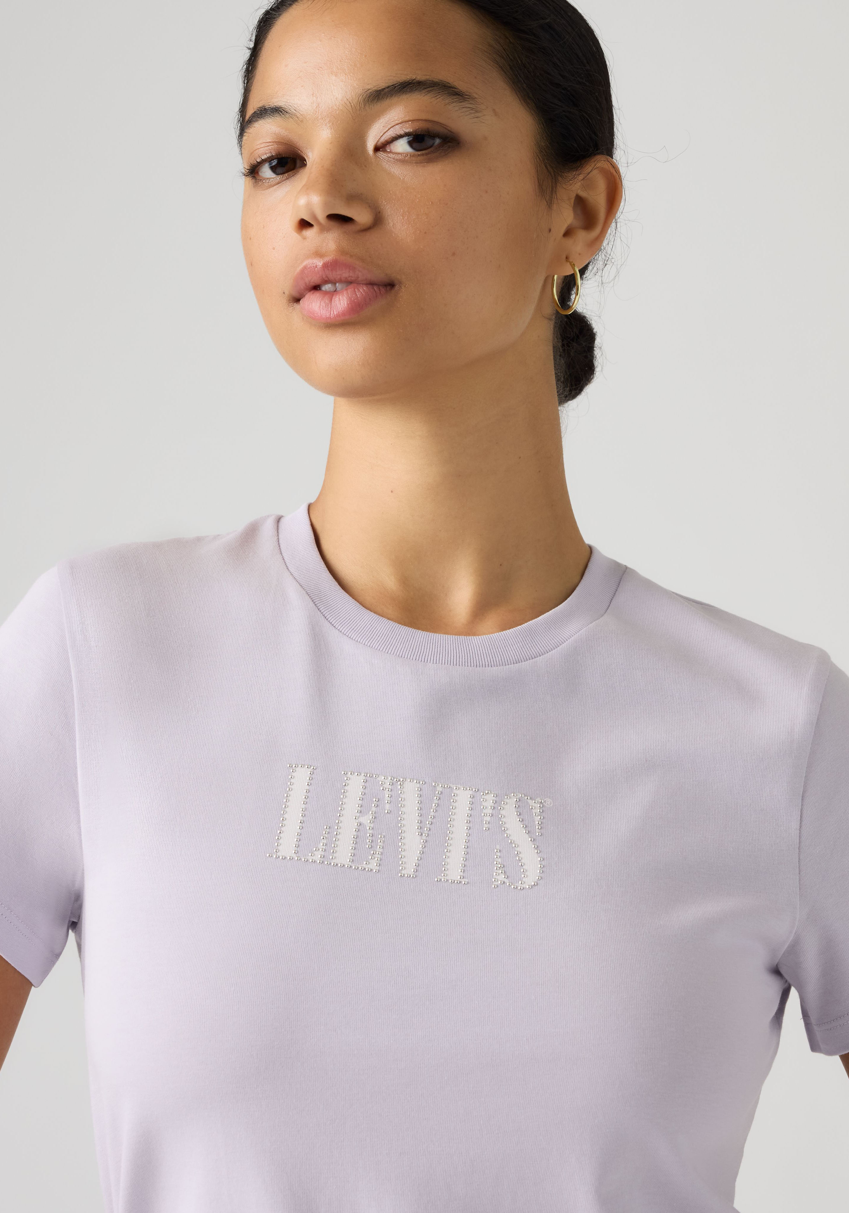 Rundhalsshirt LEVI'S "THE PERFECT TEE", Damen, Gr. M (38), lila (serif stud outline lavender blau), Jersey, Obermaterial: 100% Baumwolle, figurbetont hüftlang, Rundhals, Shirts Rundhalsshirt, mit Logo im Metallic-Holo Print serif stud outline lavender bla