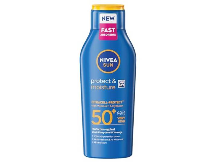 NIVEA SUN Schutz & Pflege Sonnenlotion LSF 50+, wasserfester Sonnenschutz mit Vitamin C & Hyaluron, schnell einziehende Sonnencreme für 48h Feuchtigkeit ohne weiße Rückstände (400 ml)